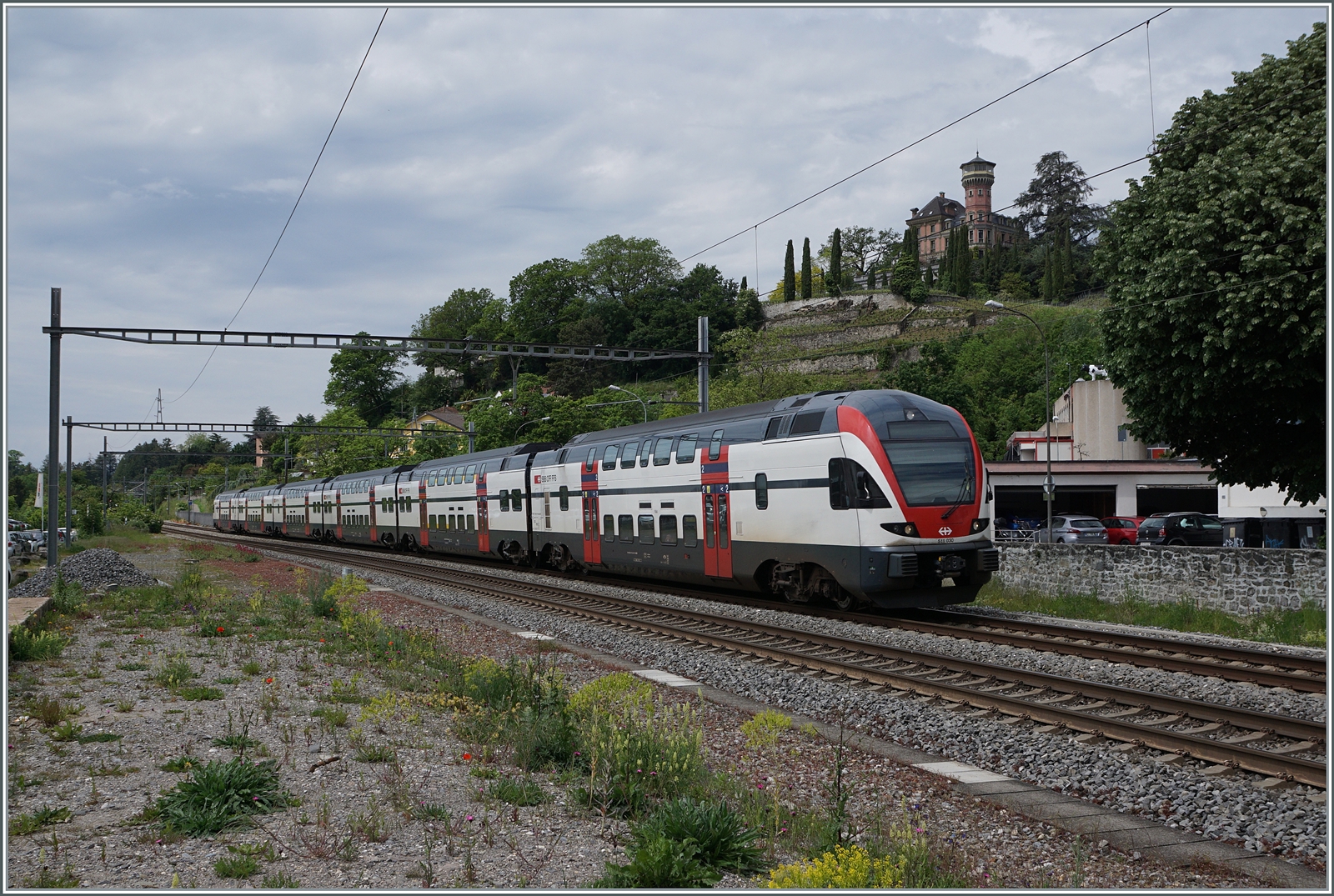 Der SBB RABe 511 106 fährt durch den Bahnhof von Clarens. Der Zug ist als RE von St-Maurice nach Annemasse unterwegs.
Das Bild zeigt, dass der Bahnhof von Clarens (wie so viele andere auch) früher über Gleise für den Güterverkehr bzw. Güterumschlag verfügte. 


14. Mai 2024