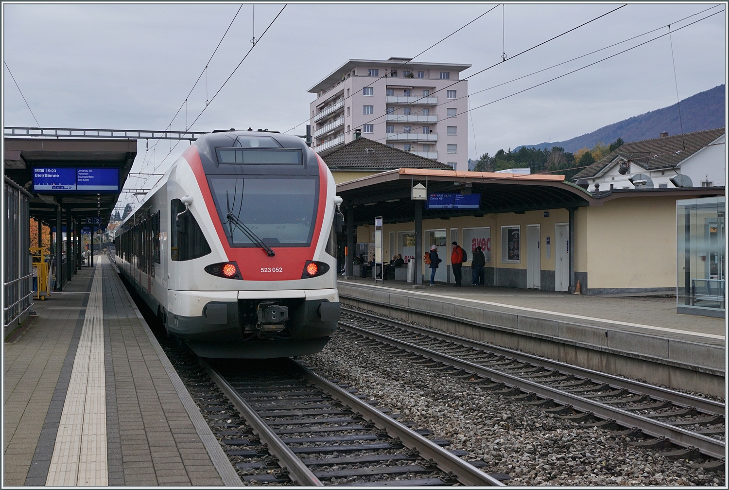 Der SBB RABe 523 052 ist als Regionalzug bzw. S20 auf dem Weg nach Biel/Bienne und hält in Grenchen Süd. 

18. November 2023