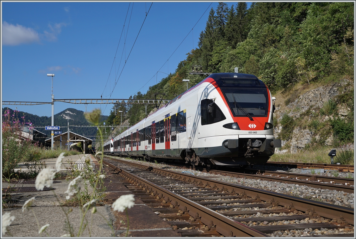 Der SBB RABe 523 062 und ein weiterer stehen in Vallorbe.

21. Juli 2022