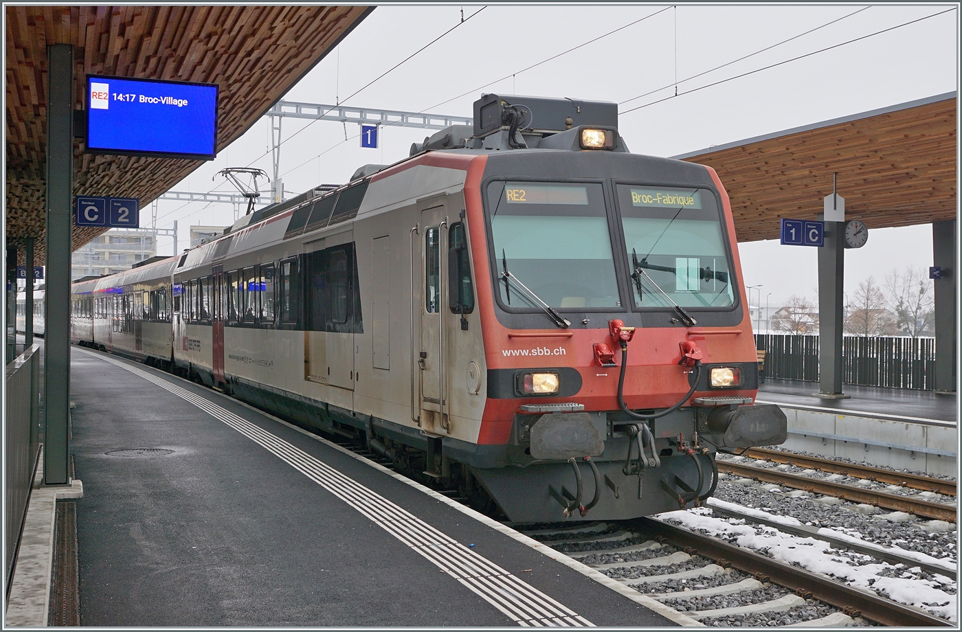 Der SBB RBDe 560 Domino fhrt nach Broc. Aber fhrt er nach Broc Village oder Broc Fabrique?
Nun die Umspurbauarbeiten von Broc Village nach Broc Fabrique werden erst im August 2023 abgeschlossen sein. 

Bulle, den 15. Dezember 2022