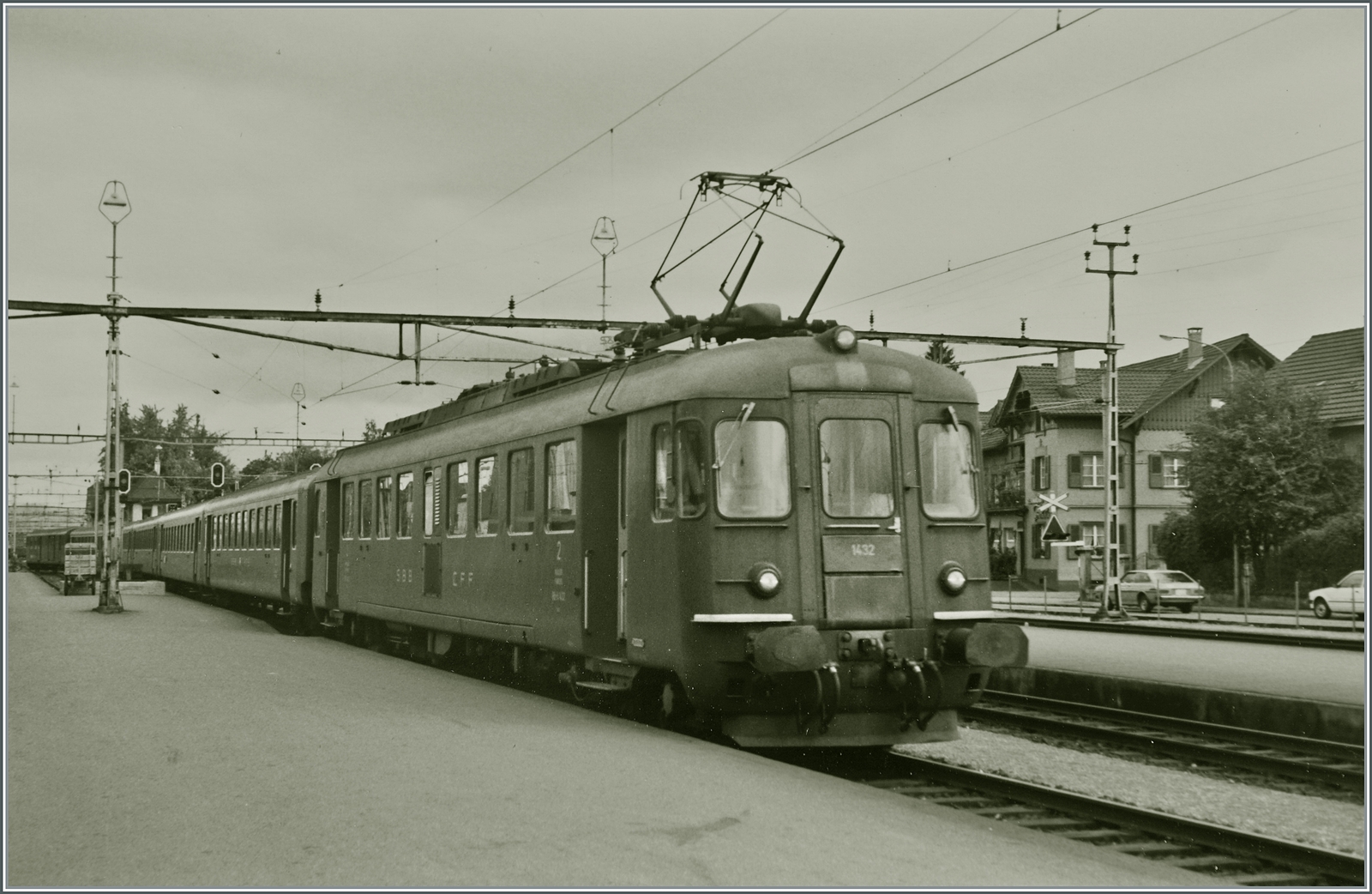 Der SBB RBe 4/4 1432 erreicht mit seinen Regionalzug 7242 sein Ziel Aarau. 

Analogbild vom Sept. 1984