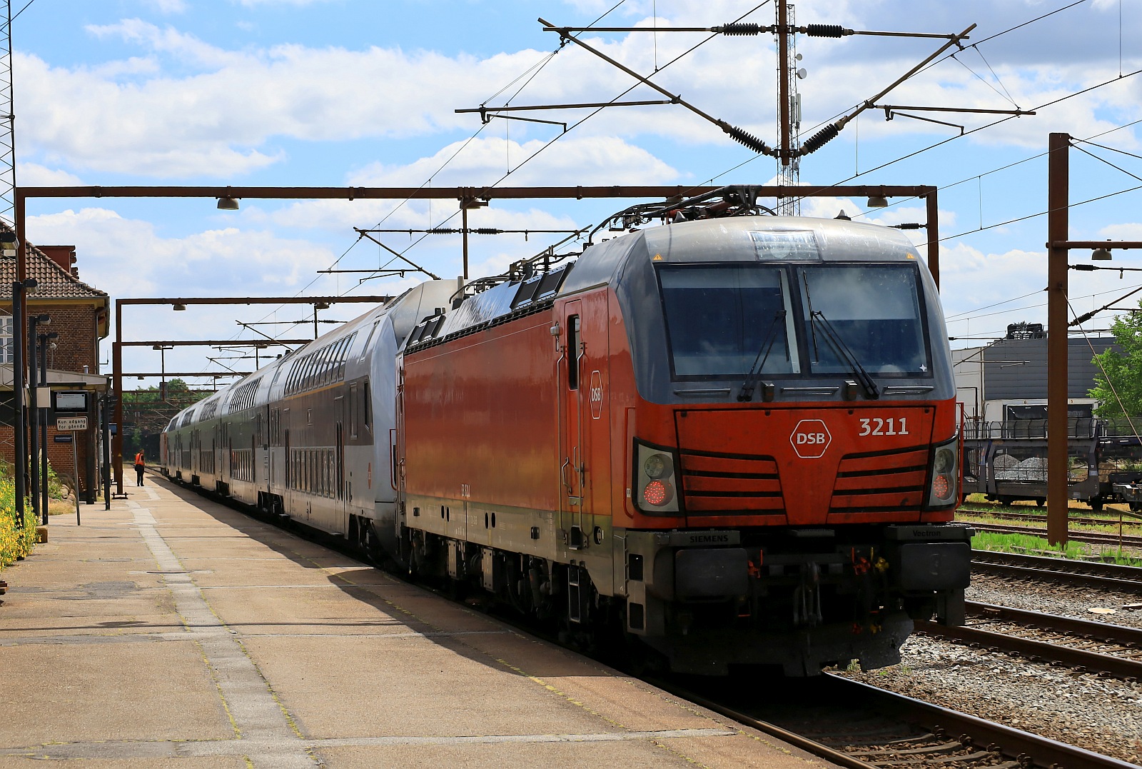 Der Schulungszug der mehrfach im Bahnhof Pattburg die Gleise wechselte und u.a das aufstellen und absenken des Stromabnehmers während der Einfahrt sowie das einhalten der verschiedenen Anhalte und Bremspunkte übte hier bei der Einfahrt in den Bhf Padborg festgehalten. 25.06.2023