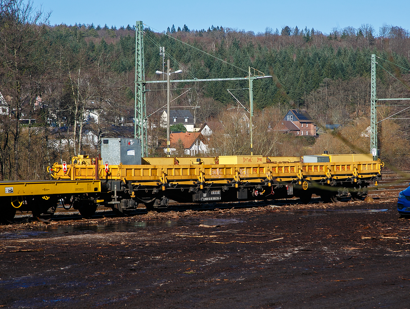 Der Schutzwagen 33 80 3998 218-0 D-HGUI (ex 33 52 3997 044-5 BG-?), der Gattung Res 072-,1, der Hering Bahnbau GmbH (Burbach) steht am 08.02.2023 beim Kleinbahnhof der WEBA in Scheuerfeld (Sieg). Der Kranschutzwagen ist dem 125t - KIROW Gleisbauschienenkran KRC 810 T „Popeye“  D-HGUI 99 80 9419 010-0 zugeordnet.

TECHNISCHE DATEN:
Spurweite: 1.435 mm
Länge über Puffer: 19.900 mm
Drehzapfenabstand: 14.860 mm
Achsabstand im Drehgestell: 1.800 mm
Ladefläche: 50,5 m²
Höchstgeschwindigkeit: beladen 100 km/h / leer 120 km/h
Eigengewicht: 23.300 kg
Maximale Ladegewicht: 55,7t (ab Streckenklasse C)
Kleinster bef. Gleisbogenradius: 75 m
Bremse: KE-GP
Intern. Verwendungsfähigkeit: RIV