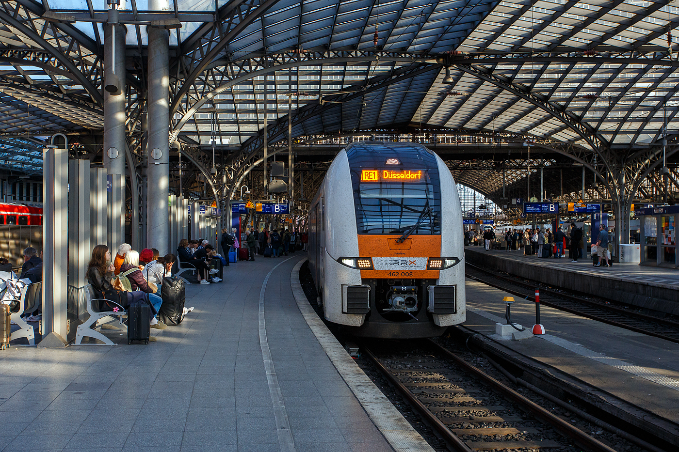 Der Siemens Desiro HC (94 80 0462 008-4 D-SDEHC) des RRX Rhein-Ruhr-Express (betrieben vom der National Express) erreicht am 20 Mai 2025, als RRX RE 1 „NRW-Express“ von Aachen nach Düsseldorf, den Hauptbahnhof Köln und grüßt dabei zudem den Fotografen. Nochmals einen lieben Gruß an den netten Lokführer zurück.

Der SIEMENS Desiro HC (HC englisch für High Capacity, Hohe Kapazität) sind elektrische, ein- und doppelstöckige Triebwagenzüge (DTZ) des Herstellers Siemens Mobility aus der Produktfamilie Siemens Desiro. Dieser Desiro HC wurde 2018 von der Siemens Mobility GmbH im Werk Krefeld (ex DUEWAG) unter der Fabriknummer 99025 gebaut.

Die SIEMENS Desiro HC sind Eigentum von SIEMENS Mobility GmbH (NVR-Nummern 94 80 0462 0xx-x D-SDEHC) und an den RRX vermietet. Siemens ist auch für die Instandhaltung der Fahrzeuge zuständig. Dafür wurde in Dortmund-Eving ein Instandhaltungswerk (Rail Service Center) errichtet.