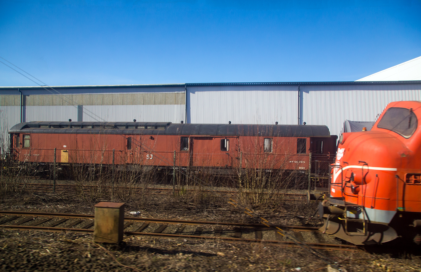 Der SJ Kungl Post  / Resgodsvagn DF 3298 (Knigliche Post und Gepckwagen), ein kombinierter Gepck- und Postwagen der Bauart der 1940er Jahre, steht am 22 Mrz 2019 in Nssj (Schweden). Die Aufnahme konnte ich aus einem fahrenden Zug machen.

1996 wurde die Sortierung der Post in den schwedischen Zgen eingestellt und die Sortierabteilungen der Postwagen wurden berflssig.