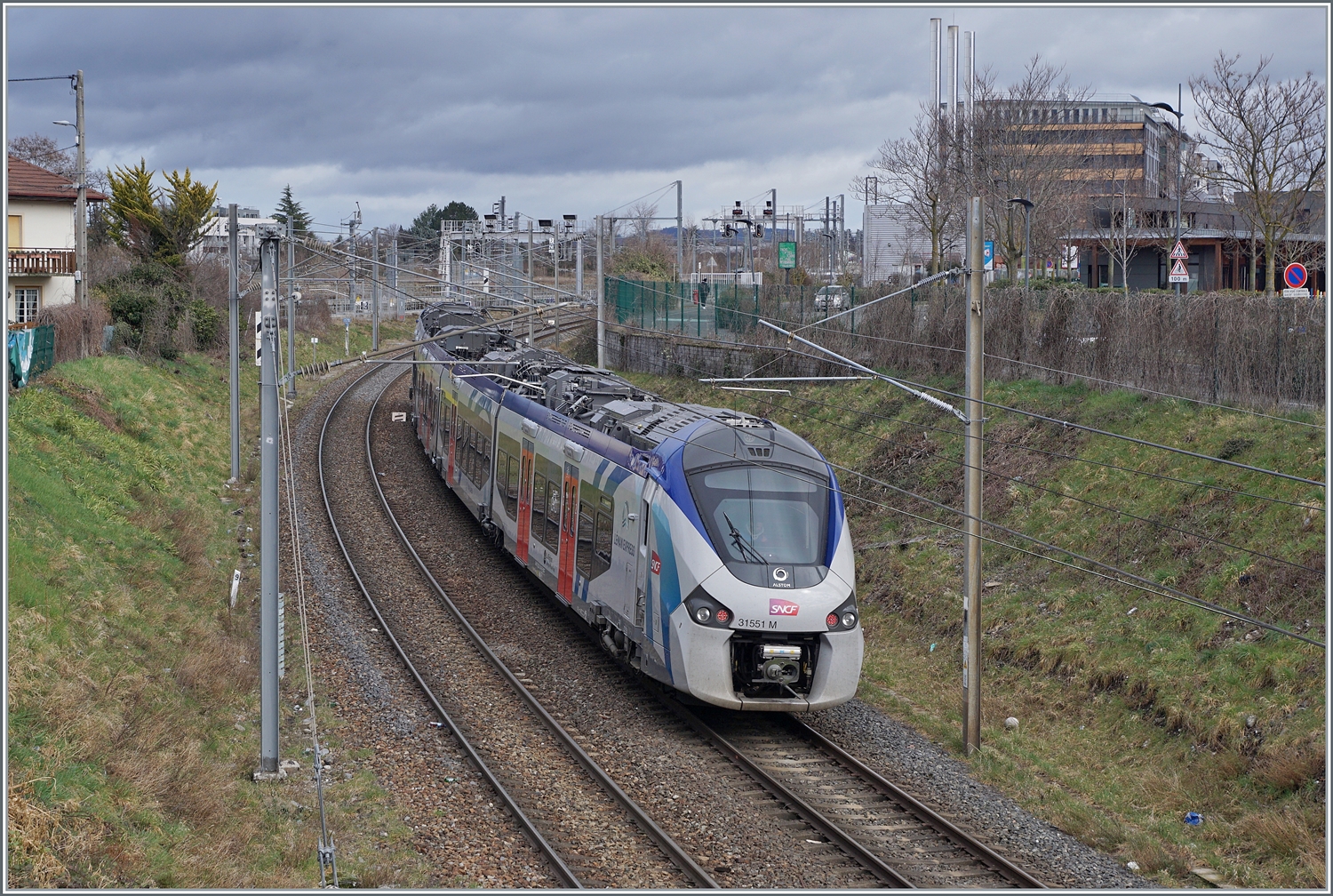 Der SNCF Coradia Polyvalent régional tricourant 31551 und ein weiter erreichen als TER 884662 von St-Gervais-Les-Bains-La-Fayet kommend ihr Ziel Annemasse. Das Bild zeigt im übrigen keine Doppelspurstrecke sondern die Einspurige Strecken rechts von La Roche sur Foron und links von Bellegarde.

10. März 2022