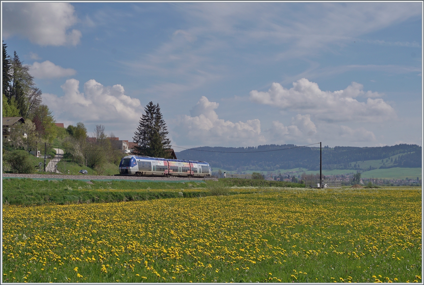 Der SNCF Dieseltriebwagen X 76713/714 ist als TER 18109 auf der Fahrt von Besançon Viotte nach La Chaux-de-Fonds und strebt kurz nach dem kleinen Weiler Pont de la Roche Morteau entgegen.

10. Mai 2022