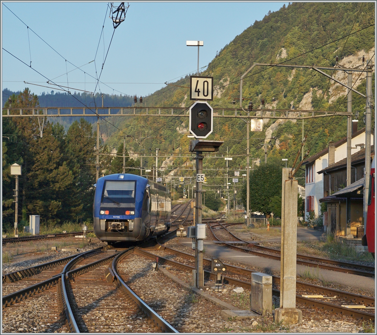 Der SNCF X 73755 verlässt als TER 18136 nach Frasne den Bahnhof von Vallorbe. Der Dieseltriebwagen verkehrte vorgängig bei der  Ligne des Horlogers  (Besançon - Le Locle), ist dort aber durch dreiteilige Triebzüge ersetzt worden. 

21. Juli 2022