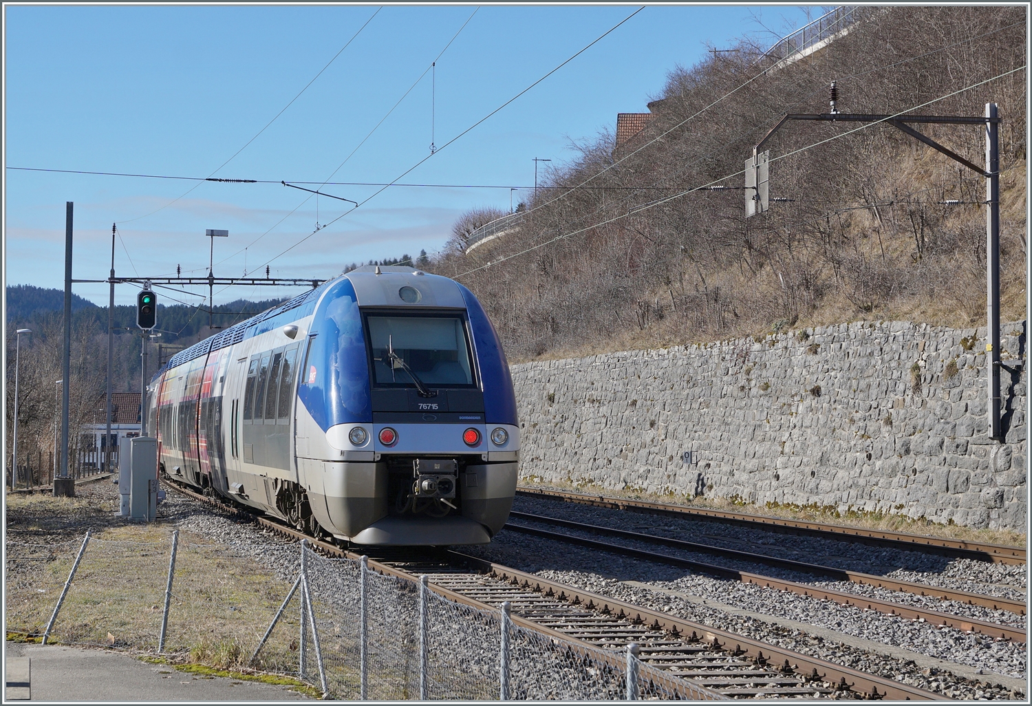 Der SNCF Z 76715 dieselt als TER 18108 unter Schweizer Fahrleitung in Le Locle in Richtung Frankreich. Der TER 18108 ist auf dem Weg von La Chaux-de-Fonds (ab 12:00) nach Besançon Viotte (an 13:43). 

3. Februar 2024