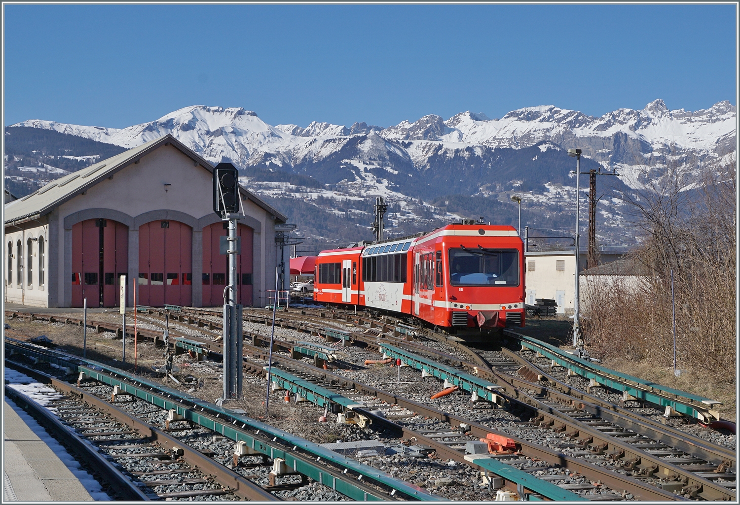 Der SNCF Z 855 hat sein Ziel Saint Gervais les Bains le Fayet erreicht und wird nun  weggestellt, was die Möglichkeit bietet ein Bild des Zuges mit den verschneiten Alpen im Hintergrund zu bekommen.

14. Februar 2023