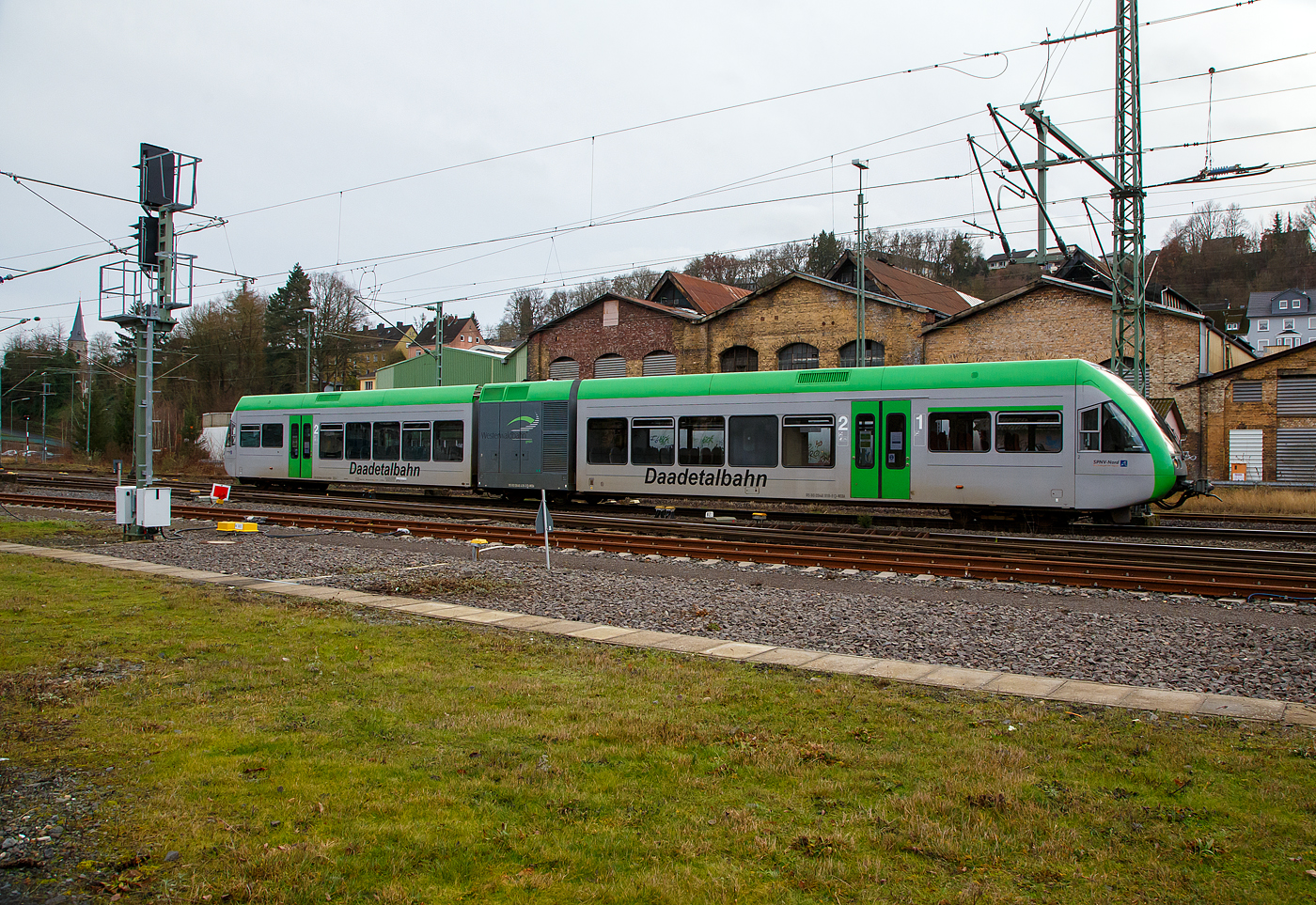 Der Stadler GTW 2/6 - VT 525 118 (95 80 0946 418-0 D-WEBA / 95 80 0646 418-3 D-WEBA / 95 80 0946 918-9 D-WEBA) der Westerwaldbahn des Kreises Altenkirchen GmbH (WEBA)  Daadetalbahn , ex VT 118 der Hellertalbahn, kommt am 11.01.2023, auf Betriebsfahrt vom Betriebshof der WEBA aus Steinebach-Bindweide, in Betzdorf (Sieg) an.

Es ist ein alter Bekannter...
Dieser Triebwagen wurde 1999 bei der DWA in Bautzen (Deutsche Waggonbau AG, heute Bombardier Transportation) unter der Fabriknummer 525/003 für die Hessische Landesbahn (HLB) gebaut und war wie zwei Weitere (VT 116 und 117) an die HellertalBahn GmbH vermietet. Zum Fahrplanwechsel am 13. Dezember 2015 wurde der Nahverkehrsbetrieb an die Hessische Landesbahn übergeben, die die Ausschreibung des Eifel-Westerwald-Sieg-Netzes gewonnen hatte. Zwei der Triebwagen wurde dann an die WEBA verkauft.