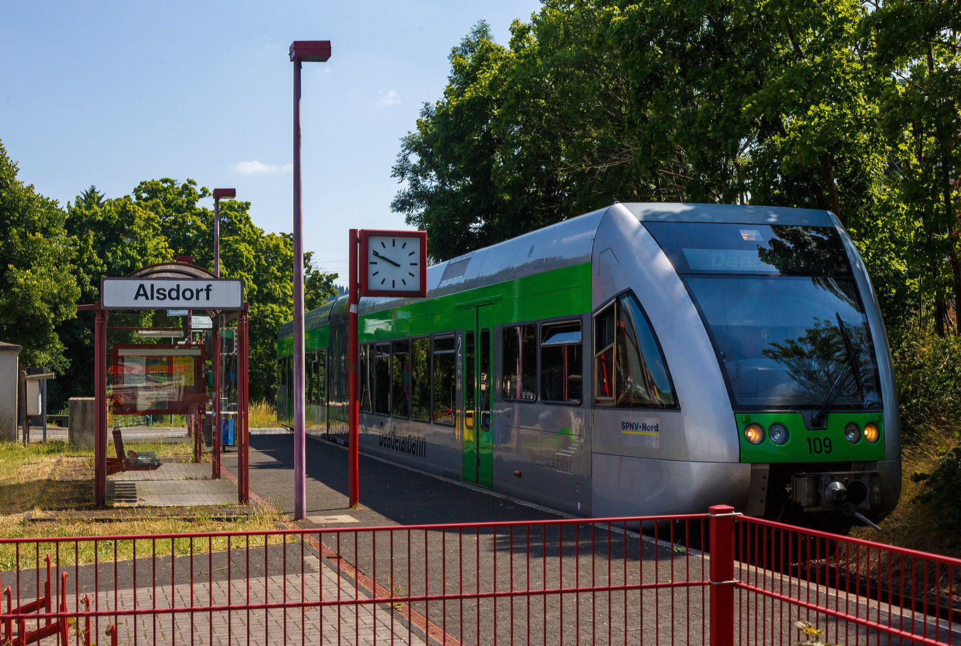 Der Stadler GTW 2/6 WEBA 109 (95 80 0946 409-9 D-WEBA / 95 80 0646 409-2 D-WEBA / 95 80 0946 909-8 D-WEBA) der Westerwaldbahn des Kreises Altenkirchen GmbH (WEBA), ex HLB VT 509 109, erreicht als RB 97  Daadetalbahn  von Daaden nach Betzdorf am 03 Juli 2025 den Hp Alsdorf.

Der Dieseltriebzug vom Typ Stadler GTW 2/6 wurde 1999 noch von der DWA in Bautzen (Deutsche Waggonbau AG, heute Bombardier Transportation) unter der Fabriknummer 509/006 gebaut. Der elektrische Teil und die Fahrwerke sind von ADtranz aus der Schweiz. Der Stadler GTW 2/6 wurde an die HLB (Hessische Landesbahn GmbH) geliefert. Im November 2023 ging er an die WEBA.
