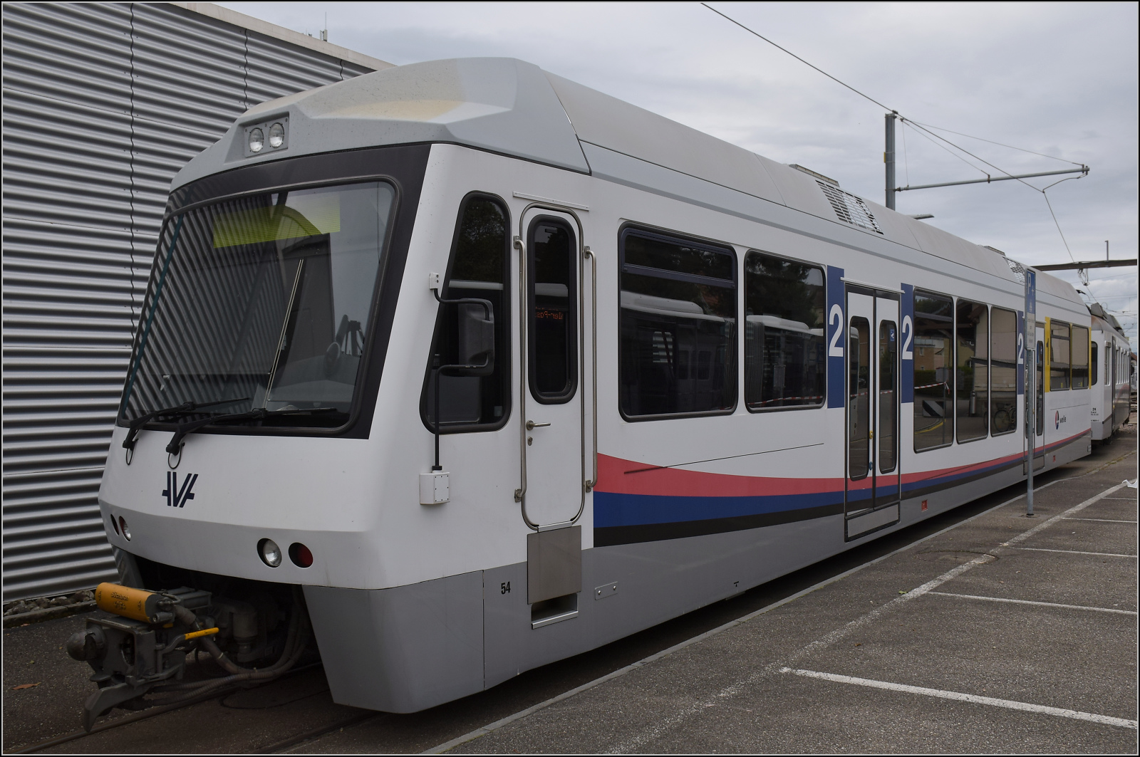 Der Steuerwagen ABt 54 ist sichtbar wesentlich jngeren Datums als sein Triebwagen Be 4/4 24. Die Steuerwagen wurden 2008/09 von Stadler an die WSB geliefert. Schftland, August 2024.