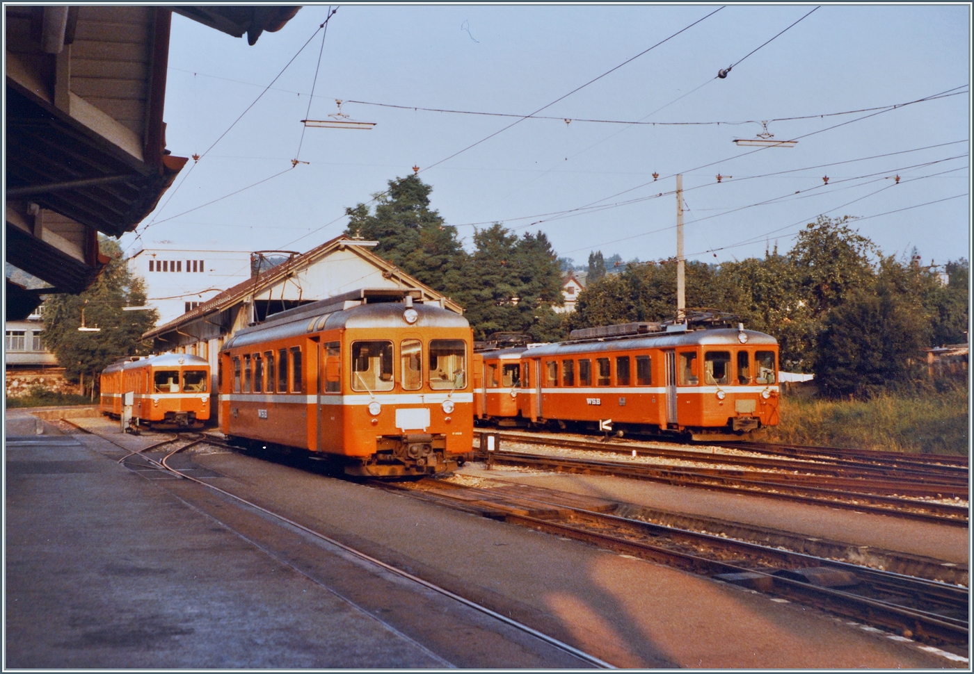 Der Tag neigt sich dem Ende entgegen. Während der Be 4/4 im Vordergrund als Regionalzug in Richtung Aarau bereit steht, sind die weitern Züge bereits für den folgend Tag aufgereiht: 

27. Aug. 1984