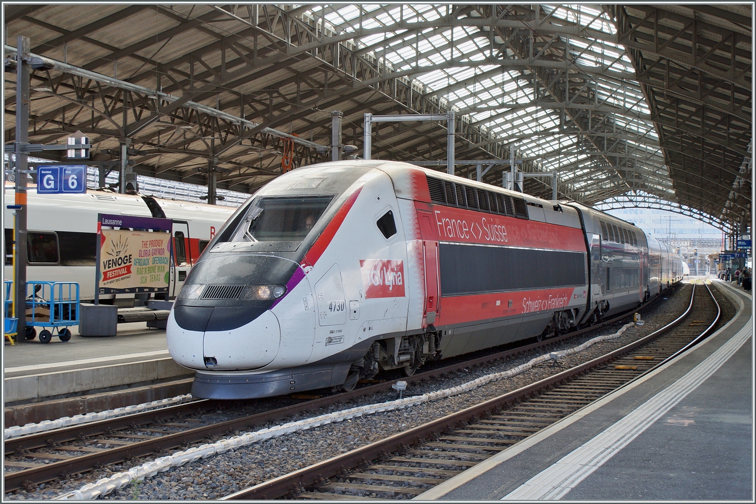 Der TGV LYRIA Rame 4730 mit den beiden Triebköpfen TGV 31 0060 (93 87 03 10060-3 F-SNCF) an der Spitze und TGV 31059 (93 87 03 10059-5 F-SNCF) an Schluss wartet in Lausanne als TGV 9768 auf die baldige Abfahrt nach Paris Gare de Lyon.

28. Juli 2023