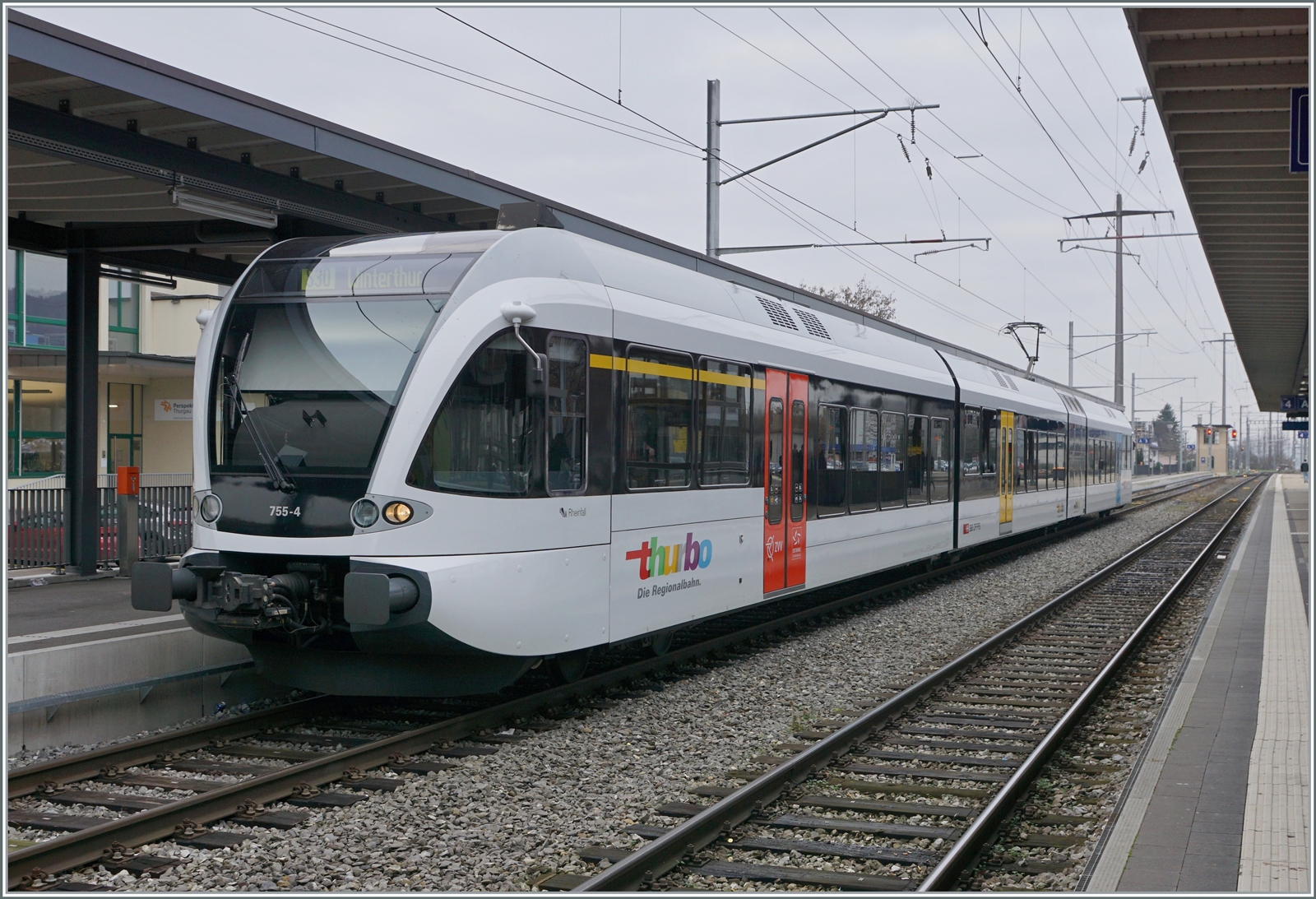 Der Thurbo GTW RABe 526 755-4 wird in Weinfelden als S 30 nach Winterthur bereitgestellt. 

8. Dez. 2022
