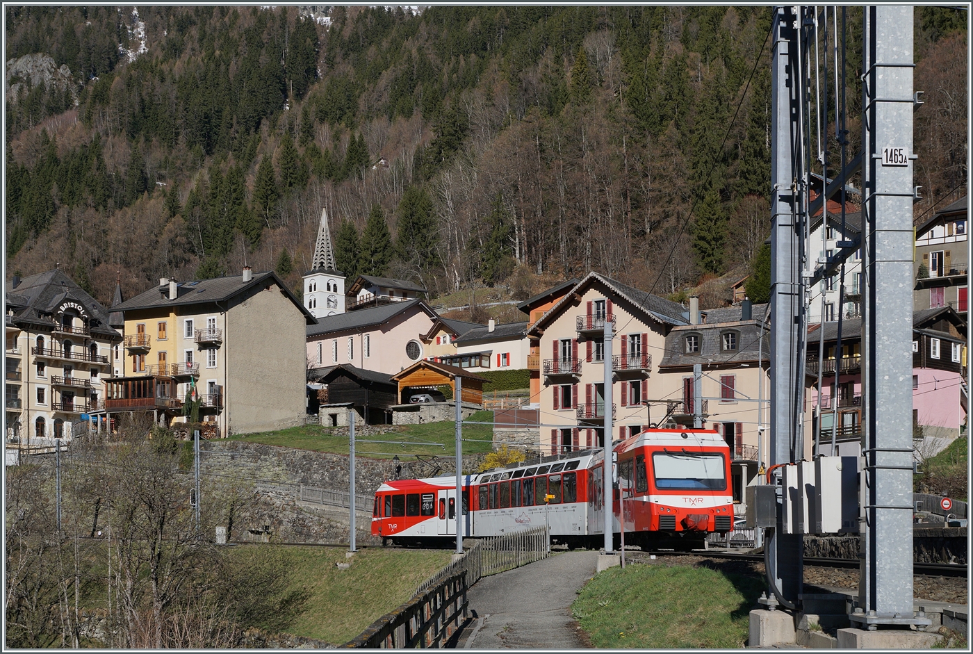 Der TMR Beh 4/8 N° 72 mit der UIC Nummer 72 (UIC 90 85 838 072-4 CH-TMRSA) ist auf dem Weg von Martigny nach Vallorcine und verlässt Finhaut.

9. April 2026
