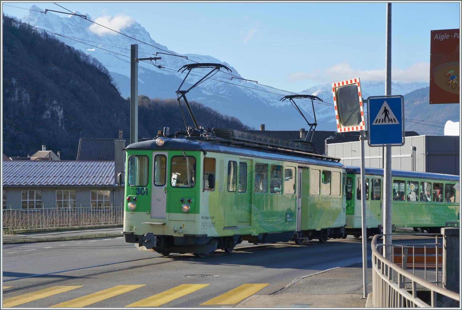 Der TPC A-L BDeh 4/4 301 mit Bt erreicht von Aigle kommend Aigle Dépôt, wo der Zug für die Weiterfahrt nach Leysin die Fahrtrichtung wechselt.

27. Jan. 2024