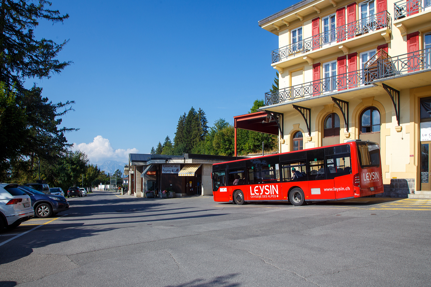 Der tpc AL Bahnhof (Aigle-Leysin-Bahn) Leysin-Feydey auf 1.398 m . M. am 08. September 2023, von der Vorplatzseite.