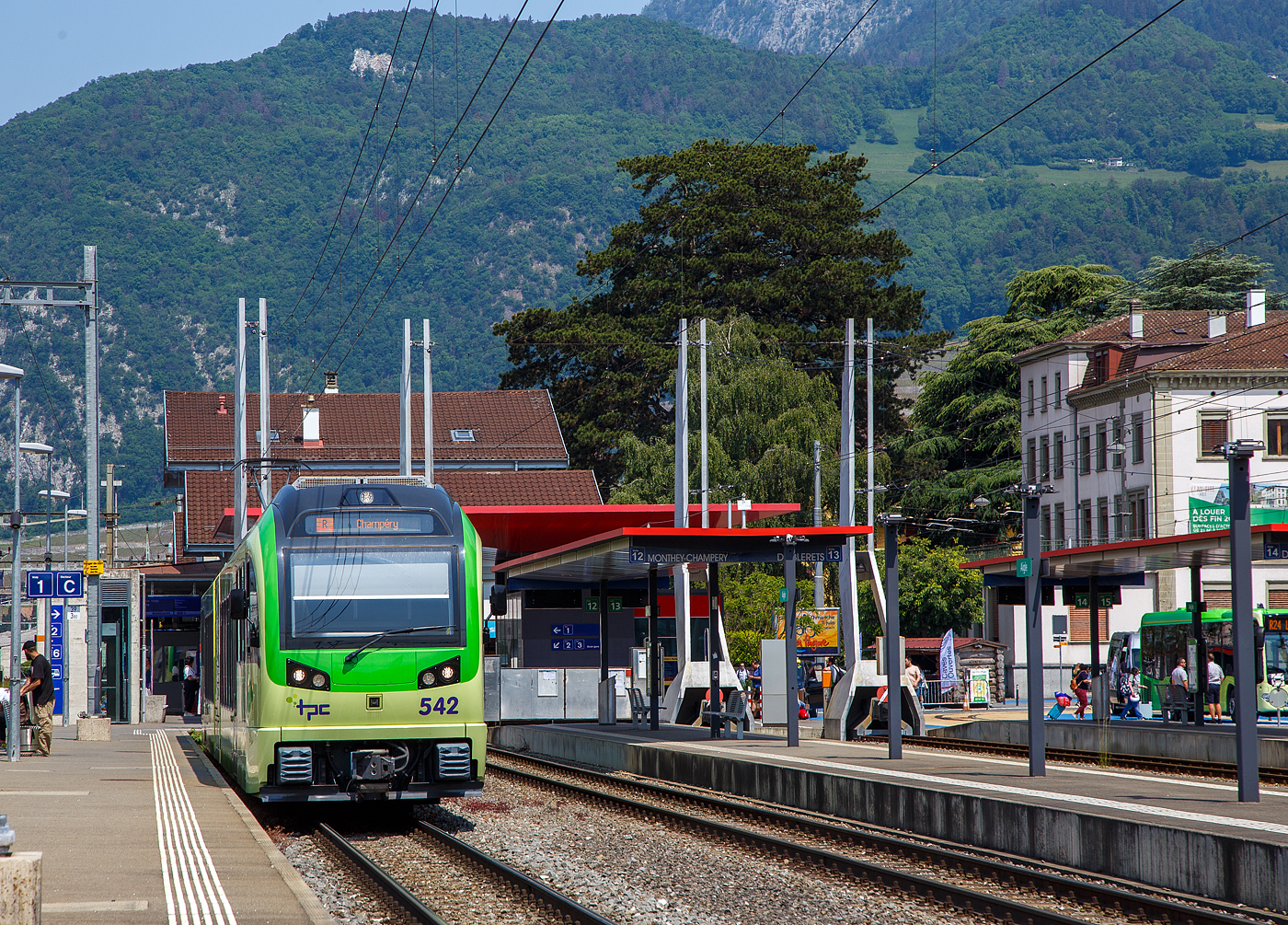 Der (TPC) AOMC/ACD Beh 2/6 542, ein Stadler SURF, steht am 28 Mai 2023 im Bahnhof Aigle zur Abfahrt nach Champéry bereit.

Wie für Stefan, gehören auch für mich die (TPC) AOMC/ACD Beh 2/6 zu den schönsten Stadler SURF Zügen. SURF steht für Série Unifiée Romande pour Réseau Ferré métrique (Einheitliche Serie für das Westschweizer Meterspurige Schienennetz). Diese ab 2015 gebaute meterspurige Triebzüge mit gemischtem Adhäsions- und Zahnradbetrieb gehören zu den Stadler GTW der 4. Generation.
