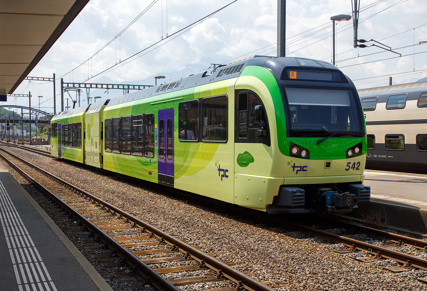 Der (TPC) AOMC/ACD Beh 2/6 542, ein Stadler SURF, steht am 28 Mai 2023 im Bahnhof Aigle zur Abfahrt nach Champéry bereit.

Wie für Stefan, gehören auch für mich die (TPC) AOMC/ACD Beh 2/6 zu den schönsten Stadler SURF Zügen. SURF steht für Série Unifiée Romande pour Réseau Ferré métrique (Einheitliche Serie für das Westschweizer Meterspurige Schienennetz). Diese ab 2015 gebaute meterspurige Triebzüge mit gemischtem Adhäsions- und Zahnradbetrieb gehören zu den Stadler GTW der 4. Generation.
