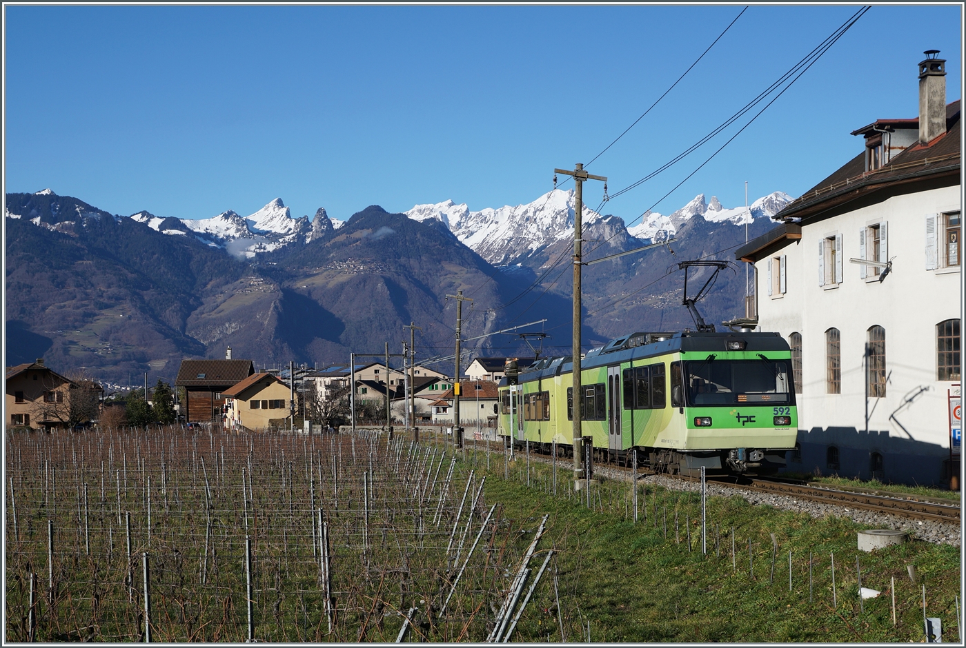 Der TPC AOMC/ASD Beh 4/8 592 hat den Halt Aigle Château (vormals Aigle Dépôt) verlassen und macht sich nun als R71 auf den nunmehr verbleibenden kurzen Weg nach Aigle (Bahnhof). Der Zug ist als Regionalzug R71 427 von Les Diablerets nach Aigle unterwegs.

27. Januar 2024