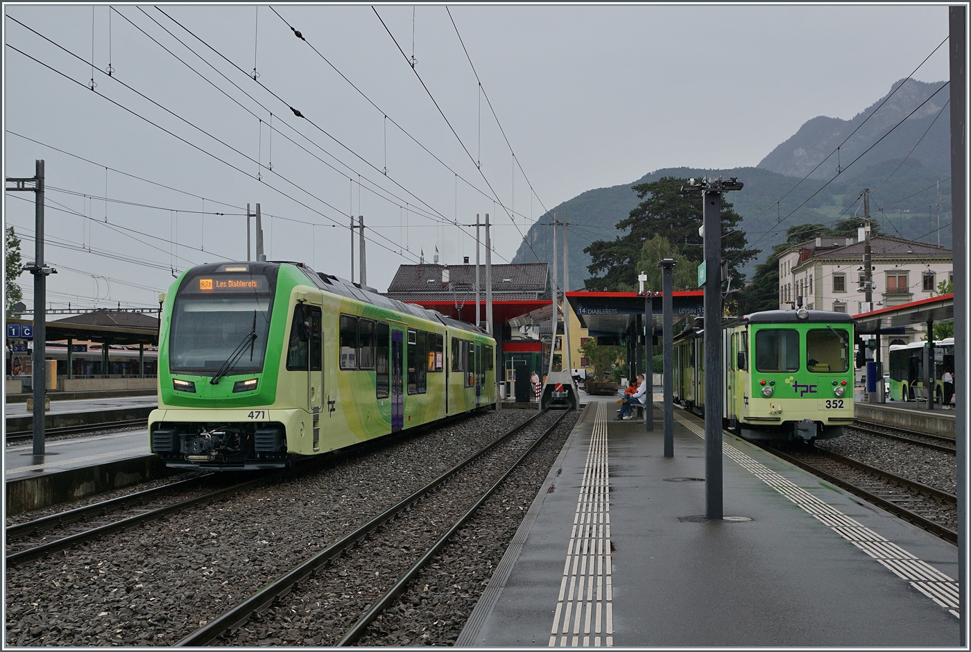 Der TPC ASD ABe 4/8 471 ist als R71 431 von Les Diablerets kommend in Aigle eigetroffen und wir nach einer knappen Stunde Wendezeit als R71 440 wieder nach Les Diablerets hochfahren. Im linken Bildteil ist der am Schluss des kurzen A-L Zugs eingereihte Steuerwagen Bt 352 zu erkennen.

21. Juli 2024 