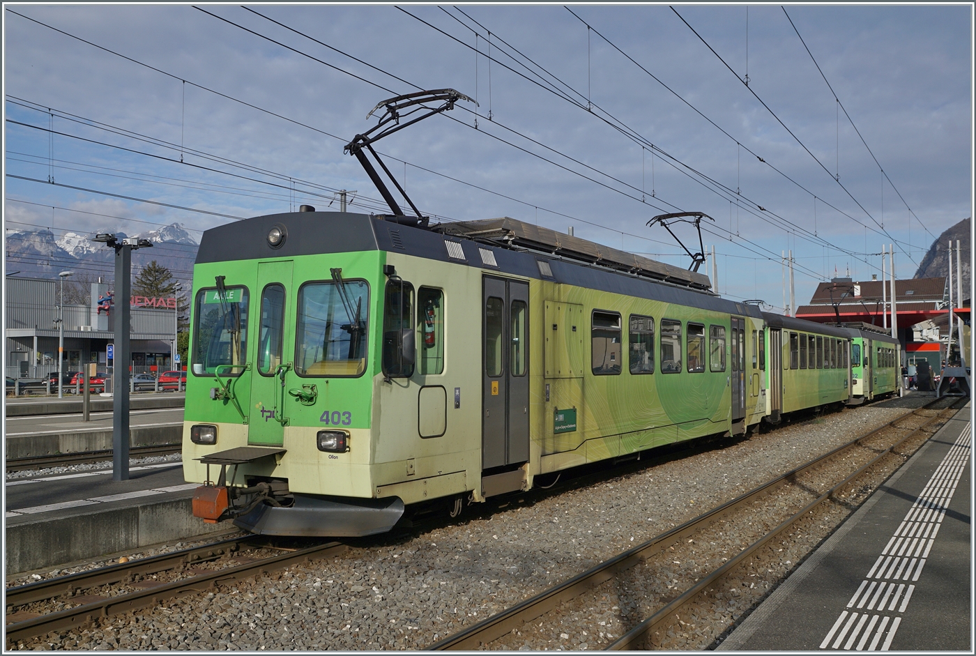 Der TPC ASD BDe 4/4 403 mit Bt und einem weitern BDe 4/4 wartet in Aigle auf die Abfahrt.

17. Feb. 2024 