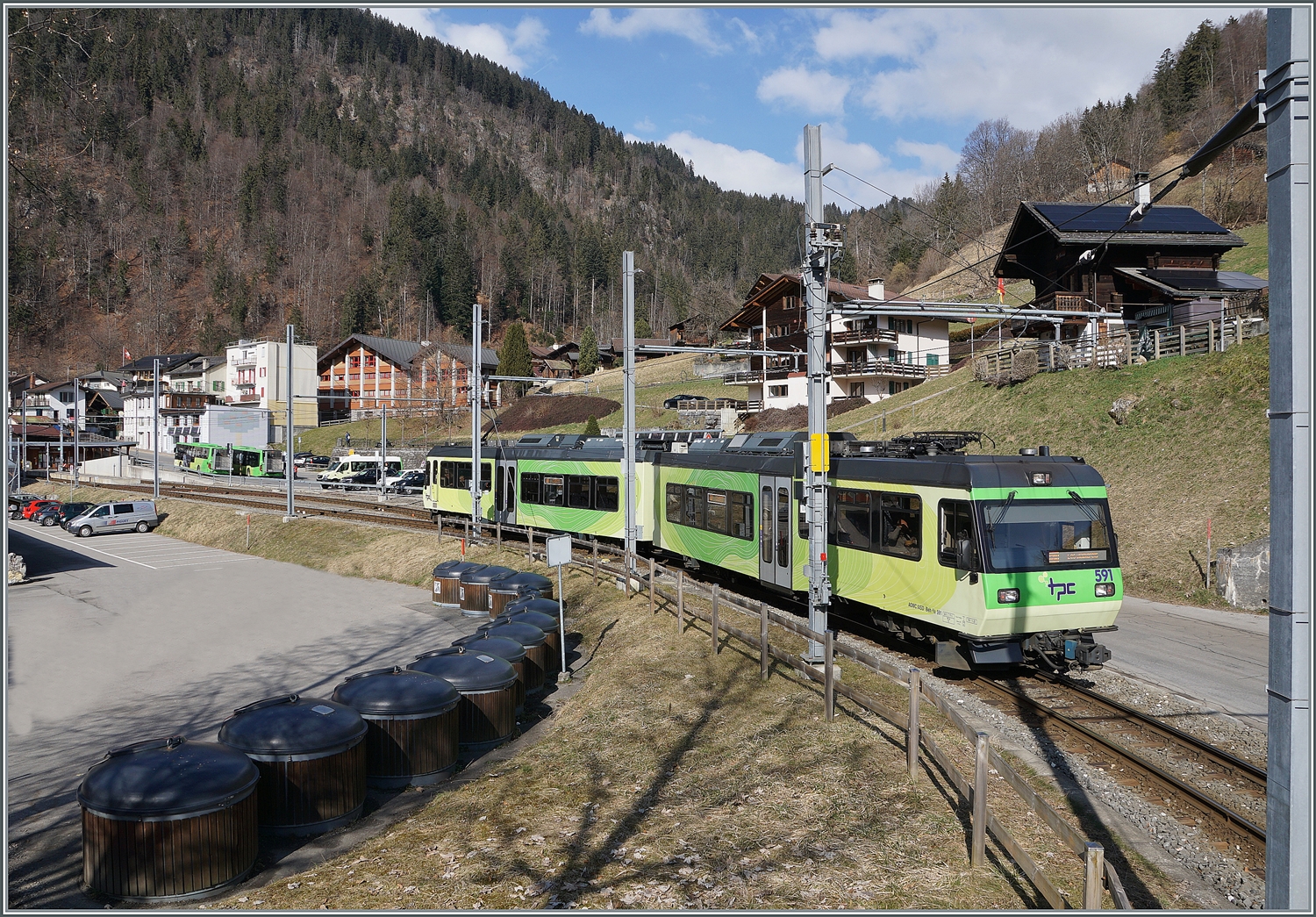 Der TPC Beh 4/8 591 verlässt als R71 den Bahnhof von Le Sépey in Richtung Les Diablerets.

17. Feb. 2024