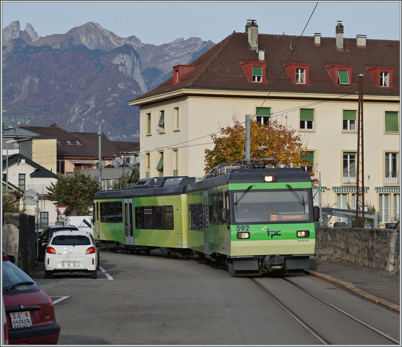 Der TPC Beh 4/8 592 ist kurz nach der Abfahrt in Aigle auf dem Weg nach Les Diablerets. 

20. Oktober 2024 