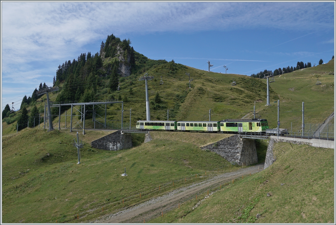 Der TPC BVB BDeh 4/4 83 verlässt  mit seinem Regionalzug nach Villars Col-de-Bretaye. Der Zug zeigt sich in der TPC Einheitsfarbgebung, die bei genauerem Hinsehen so einheitlich auch nicht ist: Seit einiger Zeit wird nun das  Fensterband  dunkel gestrichen, während es anfangs grün/gelb war, wie am Mittelwagen beobachtet werden kann. 

13. August 2023