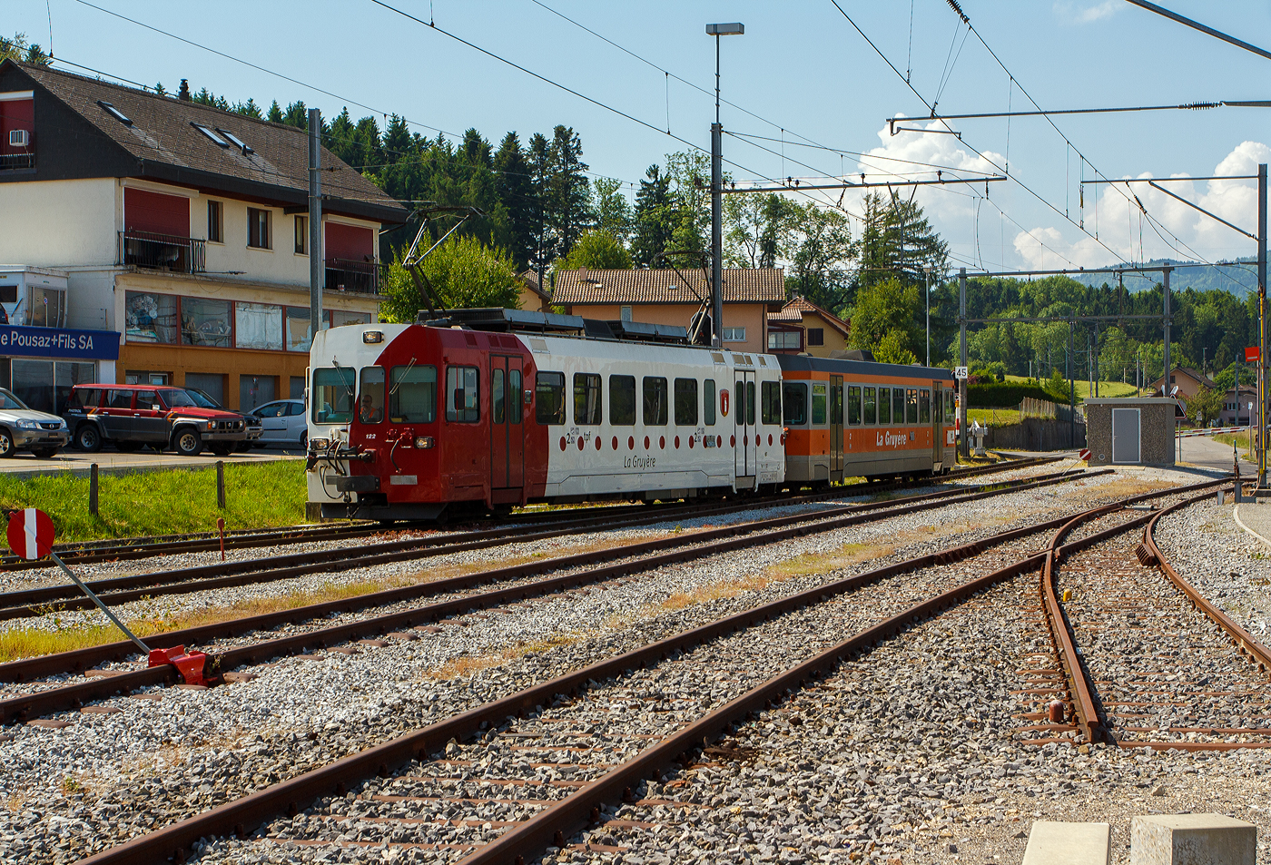 Der tpf - La Gruyre Be 4/4 122 „La Tour-de-Trme“  (ex BDe 4/4) ein ACMV Westschweizer Meterspurtriebwagen gekuppelt mit dem Steuerwagen tpf Bt 224 (noch im GFM orange/wei) erreicht am 28.05.2012 den Bahnhof Palzieux, hier ist Endstation der meterspurigen Gleise, der Strecke Palzieux - Bulle – Montbovon (117 und 118). Auf der anderen Seite des Bahnhofes ist der Anschluss an die SBB normalspurige Strecke Lausanne - Freiburg (250).

Die Westschweizer Meterspurtriebwagen sind elektrische Triebwagen und Triebzge, die 1985 bis 1992 von den Ateliers de constructions mcaniques de Vevey ACMV und 1996 von Vevey Technologies an sechs Westschweizer Privatbahnen fr verschiedene Stromsysteme und zum Teil mit gemischtem Adhsions- und Zahnradantrieb geliefert wurden. Die Chemins de fer fribourgeois Gruyre–Fribourg–Morat (GFM), nach Fusion mit der Transport en commun de Fribourg (TF) seit 2000 tpf - Freiburgischen Verkehrsbetrieben, beschaffte 4 Triebwagen BDe 4/4 121 – 124 (1992 und 1996 jeweils 2), 2010–2012 wurde das Gepckabteil entfernt und die Wagen erhielten einen neuen Anstrich und die Bezeichnung Be 4/4. Zudem wurden sechs Steuerwagen Bt 221–226 beschafft (1992 und 1996 jeweils 3).

Fahrzeugkonstruktion
Die Fahrzeugfamilie ist modular aufgebaut und lie sich bezglich ihrer Gre und Ausstattung an die Erfordernisse der jeweiligen Bahngesellschaft anpassen. Die Triebwagen wurden elf Jahre produziert und whrend dieser Zeit der technischen Entwicklung angepasst.

Die Fahrzeuge sind in leichter Stahlbauart konstruiert und 2,65 Meter breit. Die Schrzen, der Unterteil des Kastens, wurden aus Aluminium-Stangpressprofilen hergestellt, die nach einer Kollision mit Kraftfahrzeugen ausgewechselt werden knnen. An den Stirnwnden wurden bei weniger beanspruchten Elementen Formteile aus glasfaserverstrktem Kunststoff verwendet. Die Wagenksten der Triebwagen sind fr die Aufnahme der elektrischen Ausrstung verstrkt und mit Befestigungspunkten versehen. Fr die Laufdrehgestelle wurde eine Bauart bernommen, die schon bei Steuerwagen der BAM und YSteC verwendet wurde. Die Triebdrehgestelle verfgen ber einen Rolldrehkranz und zwei lngs angeordnete Fahrmotoren, die je eine Achse ber Kardanwellen antreiben.

Neben einer Rekuperations- und einer Widerstandsbremse sind die Triebwagen mit einer selbstttigen Druckluftbremse ausgerstet. Weil deren Hauptleitung durch die Elektronik gesteuert wird, kann der Zug einhndig mit dem Fahrschalter bedient werden. Die Fahrzeuge verfgen ber eine Befehlsgebersteuerung mit den Stufen „−“, „●“, „M“, „+“ „++“, die zum Verkleinern, Festhalten und Vergrssern des Fahrmotorstroms dienen. Damit werden die maximalen Beschleunigungs- und Verzgerungswerte vorgegeben.

Die elektrische Ausrstung meist Choppersteuerung und automatischer Feldschwchung wurde von Brown, Boveri & Cie. (BBC) entwickelt und geliefert. Die ex GMF Triebwagen haben jedoch eine elektrische Ausrstung mit Umrichtern. Bis zu drei Triebwagen knnen in Vielfachsteuerung verkehren.

Die 1992 an die Chemins de fer fribourgeois Gruyre–Fribourg–Morat (GFM) gelieferten BDe 4/4 hatten zustzliche Anforderungen zu erfllen, da sie im Rollbock-Verkehr eingesetzt wurden. Um die Adhsion bestmglich auszunutzen, erhielten sie einen von den ABe 4/4III der Rhtischen Bahn (RhB) abgeleiteten Drehstromantrieb mit Umrichtern. Die Stirnwnde sind zustzlich zum Mittelpuffer mit einer Schraubenkupplung (Zp1) mit Seitenpuffern und einer UIC-Schraubenkupplung ausgestattet und das Untergestell wurde verstrkt. Weil damit das notwendige Adhsionsgewicht noch nicht erreicht war, wurde das Untergestell mit krftigeren Blechen gebaut. Die Triebwagen und die drei zugehrigen Steuerwagen erhielten Druckluftbremsen. Da die Schmalspurwagen der Freiburger Bahnen mit Vakuum gebremst werden, war zustzlich der Einbau einer Vakuumpumpe und der zugehrigen Leitungen notwendig. Auerdem erhielten die Triebwagen eine direkt wirkende Rangierbremse. Mit dem Drehstromantrieb kam auch eine Elektronik neuester Generation zum Einsatz. Dadurch wurden auf dem Fhrertisch viele groe Schalter durch kleine Taster abgelst. Der Fhrerstand wurde komplett neu gestaltet und befindet sich wie bei den anderen Triebfahrzeugen der GFM auf der rechten Seite. Die BDe 4/4 erhielten Gepcktore, die einen direkten Zugang auf den Wagenboden erlauben. In den Steuerwagen steht den Reisenden eine Toilette zur Verfgung.

1996 erhielten die GFM von Vevey Technologies, der Nachfolgerin der ACMV, zwei weitere Be 4/4, um die aus dem Jahr 1943 stammenden Be 4/4 131 und 132 zu ersetzen.  2012 bis 2016 entfernten die Freiburgischen Verkehrsbetriebe (TPF), zu denen die GFM seit dem Jahr 2000 gehren, das Gepckabteil und die Triebwagen erhielten die Bezeichnung Be 4/4.

TECHNISCHE DATEN TPF Be 4/4 121 - 124 (ex BDe 4/4):
Hersteller: Vevey (ACMV) /BBC (Be + Bt) / SIG (B)
Spurweite: 	1.000 mm
Achsfolge: 	Bo' Bo'
Lnge ber Puffer: 17.600 mm
Hchstgeschwindigkeit: 90 km/h
Gewicht: 36.0 t
Drehstrom-Motoren: 4 Stck ABB 4EBA3536B 
Maximale Leistung: 640 kW
Fahrleitungsspannung: 900 V =
Kupplungstyp: Zp1 (Mittelpuffer mit einer Schraubenkupplung)
