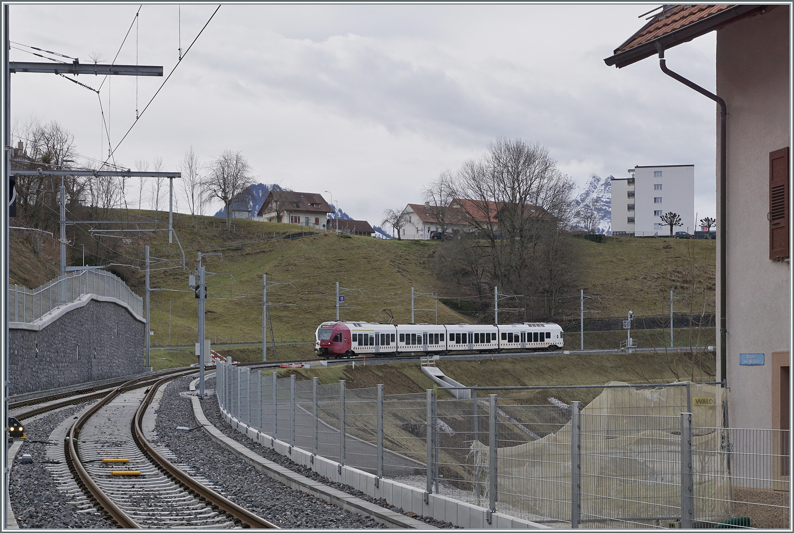 Der TPF RABe 527 194 erreicht als RE 3816 von Bern sein Ziel Broc Chocolaterie.

24. Januar 2024