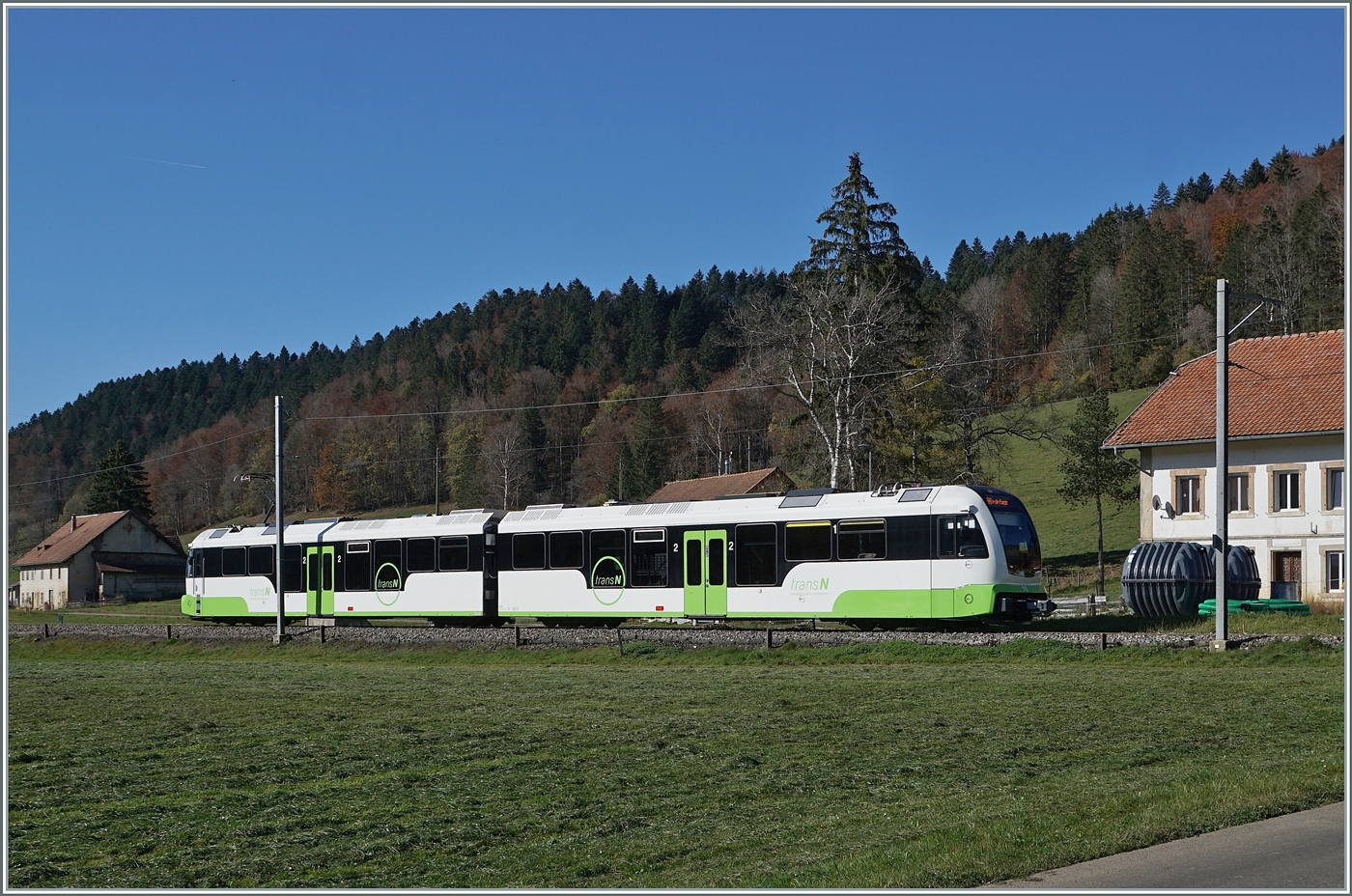 Der transN ABe 4/8 N° 10 ist als R 22 315 von Les Ponts-deMartel nach La Chaux-de-Fonds bei Les Coeudres unterwegs.

28. Okt. 2024 