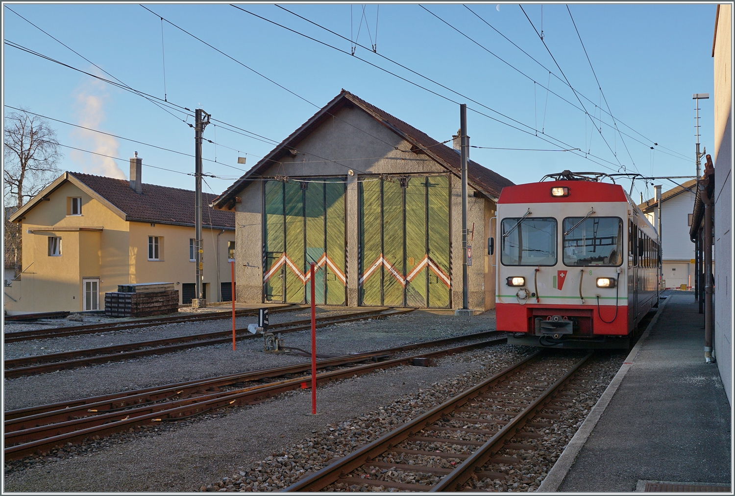 Der transN (ex cmn) BDe 4/4 N° 8 wartet in Les Ponts-de-Martel als R 22 309 auf die Rückfahrt nach La Chaux-de-Fonds. 

3. Februar 2024