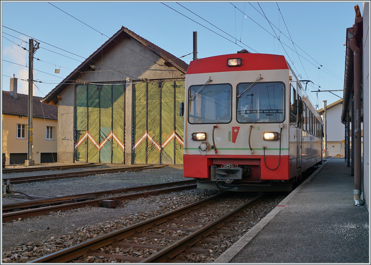 Der transN (ex cmn) BDe 4/4 N° 8 wartet in Les Ponts-de-Martel als R 22 309 auf die Rückfahrt nach La Chaux-de-Fonds.

3. Februar 2024 