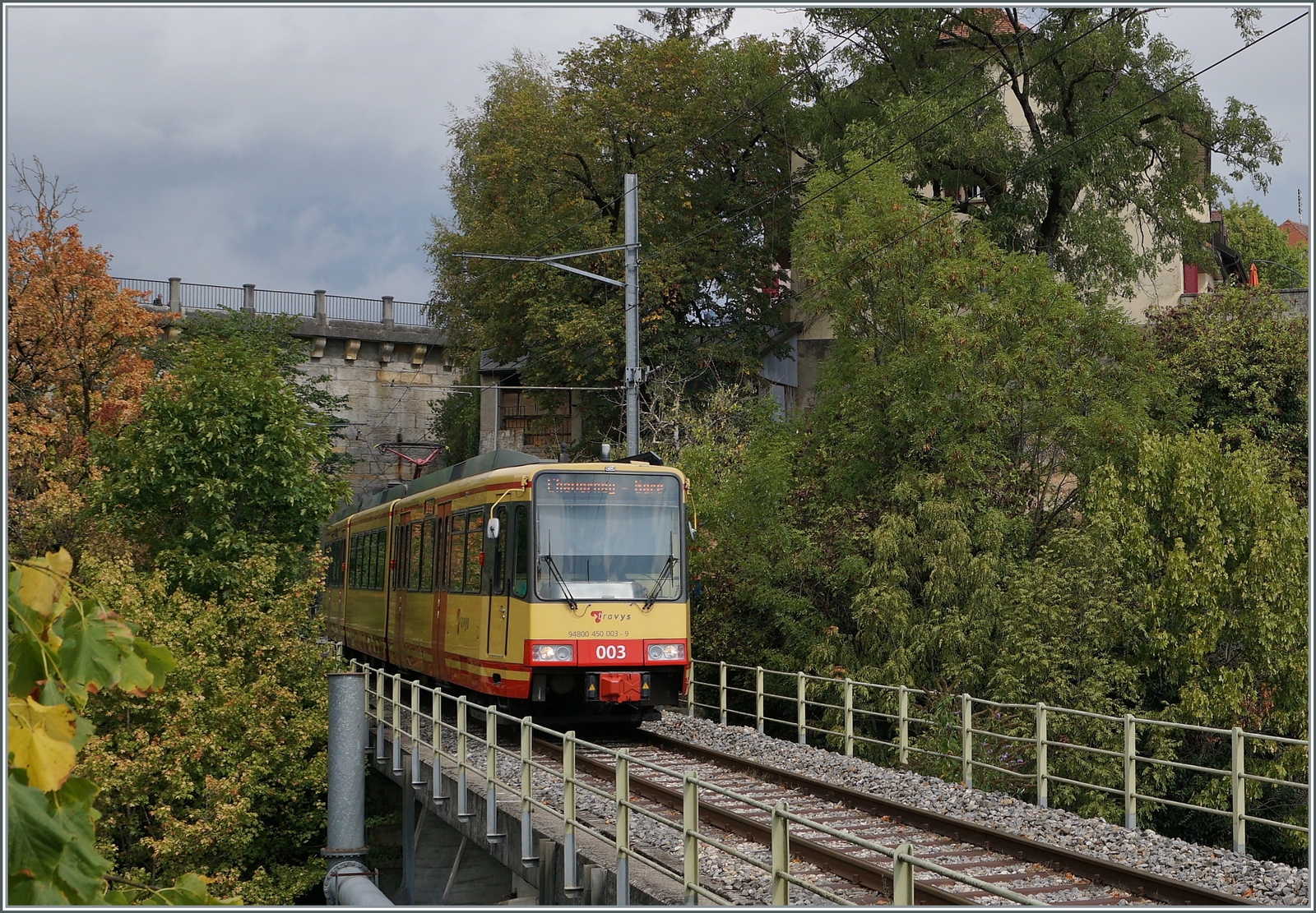 Der TRAVYS Be 4/8 003 (0948000 450 003-9 GT8-100D/2S) ist als Regionalzug 26825 von Orbe nach Chavornay unterwegs, überquert kurz nach seiner Abfahrt die Orbe und erreicht unmittelbar darauf den Halt St-Eloi. 

15. August 2022