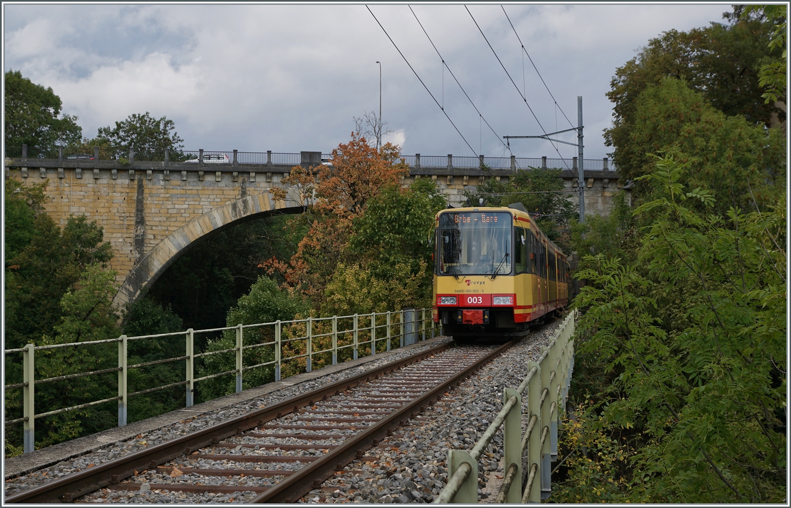 Der TRAVYS Be 4/8 003 (0948000 450 003-9 GT8-100D/2S) ist als Regionalzug auf dem Weg nach  Orbe und überquert kurz nach St-Eloi die Orbe Brücke.

15. August 2022