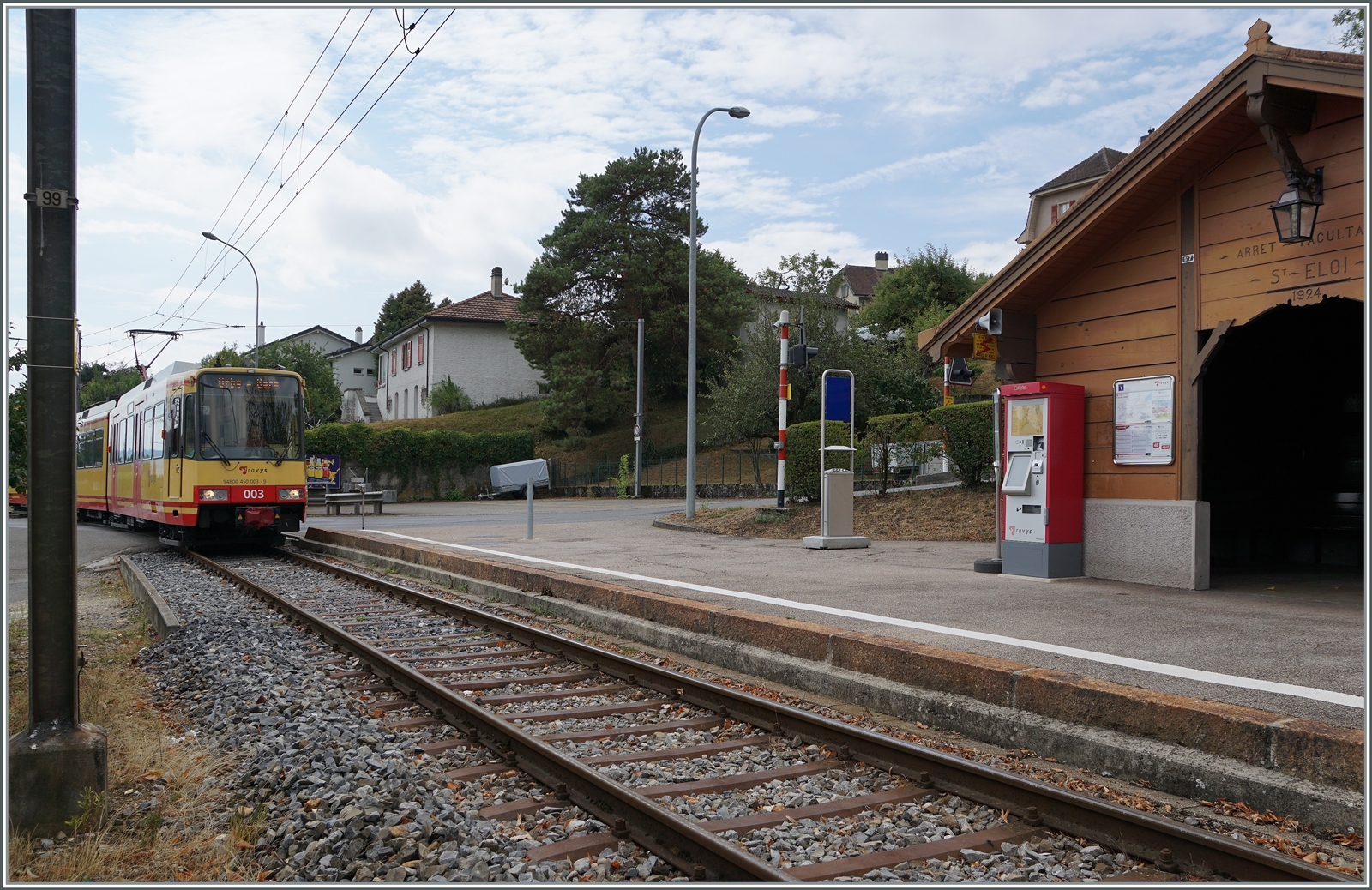 Der TRAVYS/OC Be 4/8 003 erreicht auf der Fahrt von Chavornay nach Orbe den kleinen Halt St-Eloi. 

15. Aug. 2022