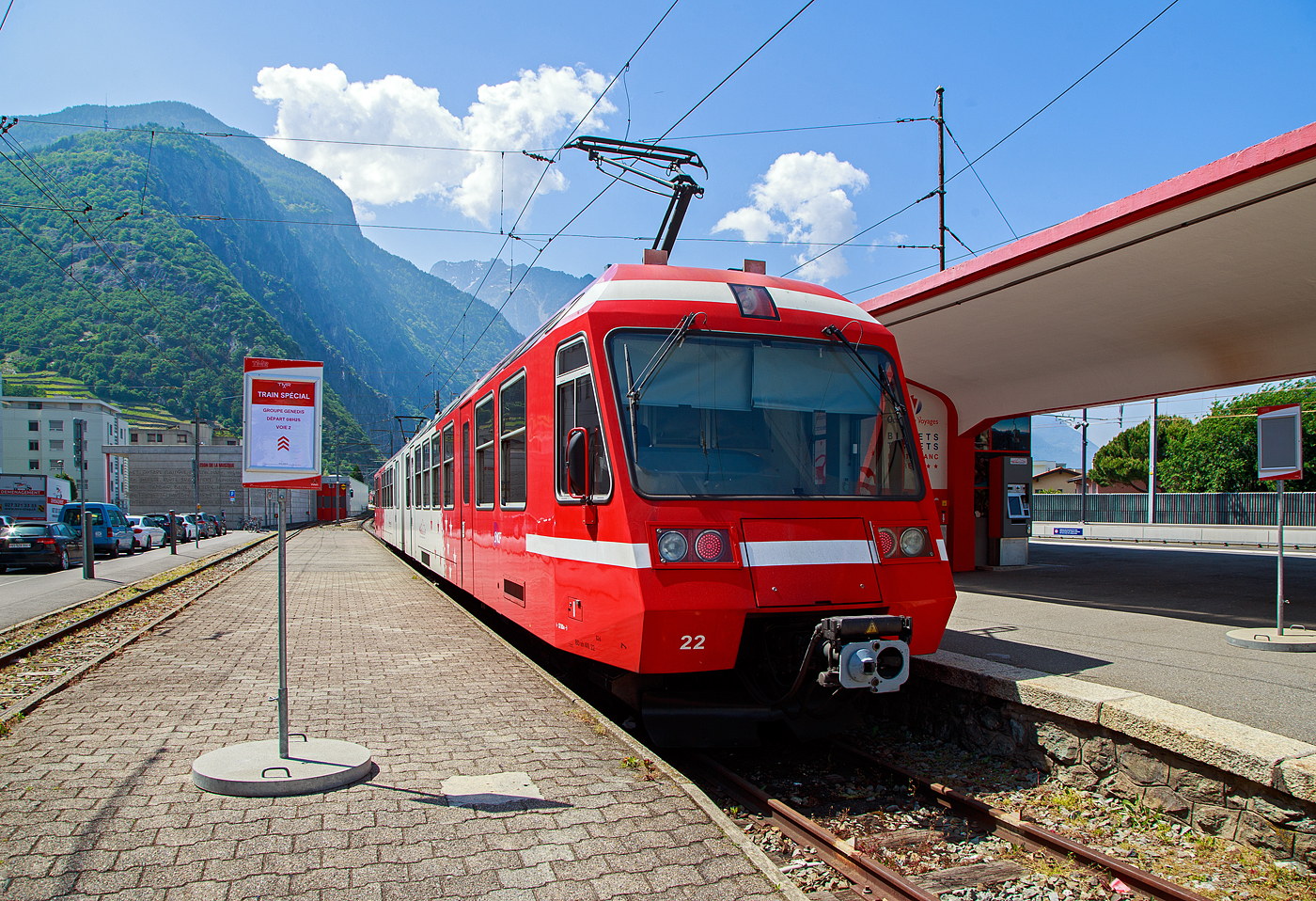 Der Triebwagen TMR BDeh 4/8 22 (Z 823/Z 824), TSI-Nr. 90 85 838 0822-9 CH-TMRSA verlässt am 26. Mai 2023, als R132  „Mont-Blanc Express“ nach Vallorcine (F) via Châtelard, den Bahnhof Martigny (deutsch Martinach). Vom französischen Bahnhof Vallorcine kann man dann mit der SNCF die weiterführende Bahnstrecke via Chamonix nach Saint-Gervais weiterfahren.

Die beiden Triebwagen BDeh 4/8 21–22, für den gemischtem Adhäsions- und Zahnradbetrieb, der Martigny-Châtelard-Bahn (MC), wie auch die drei weitere französische Triebwagen SNCF Z800 801/802, 803/804 und 805/806, wurden (durch die gemeinsame Bestellung) die mechanischen Teile von Vevey Technologies SA in Villeneuve (vormals ACMV - Ateliers de constructions mécaniques de Vevey, später Bombardier Transportation) gebaut. Der Zahnradteil ist von der SLM, die elektrische Ausrüstung von Adtranz.

TECHNISCHE DATEN:
Bezeichnung: TMR BDeh 4/8 (21–22), SNCF Z800 (801/802, 803/804 und 805/806)
Gebaute Anzahl: 5 
Spurweite: 1.000 mm (Meterspur)
Achsfolge: Bo'zz 2' + 2' Bo'zz
Zahnstangensystem: Riggenbach (bzw. Strub)
Länge über Kupplung: 37.800 mm
Leergewicht: 72,0 t
Leistung: 2 x 1.000 kW
Höchstgeschwindigkeit mit Adhäsionsantrieb: 70 km/h
Höchstgeschwindigkeit mit Zahnradantrieb: 23 km/h / (Talfahrt 16 km/h)
Antriebsart: Elektrisch über Oberleitung oder seitlicher Stromschiene
Fahrleitungsspannung: 830 V DV (=)
Sitzplätze: 96
Kupplung: Scharfenberg