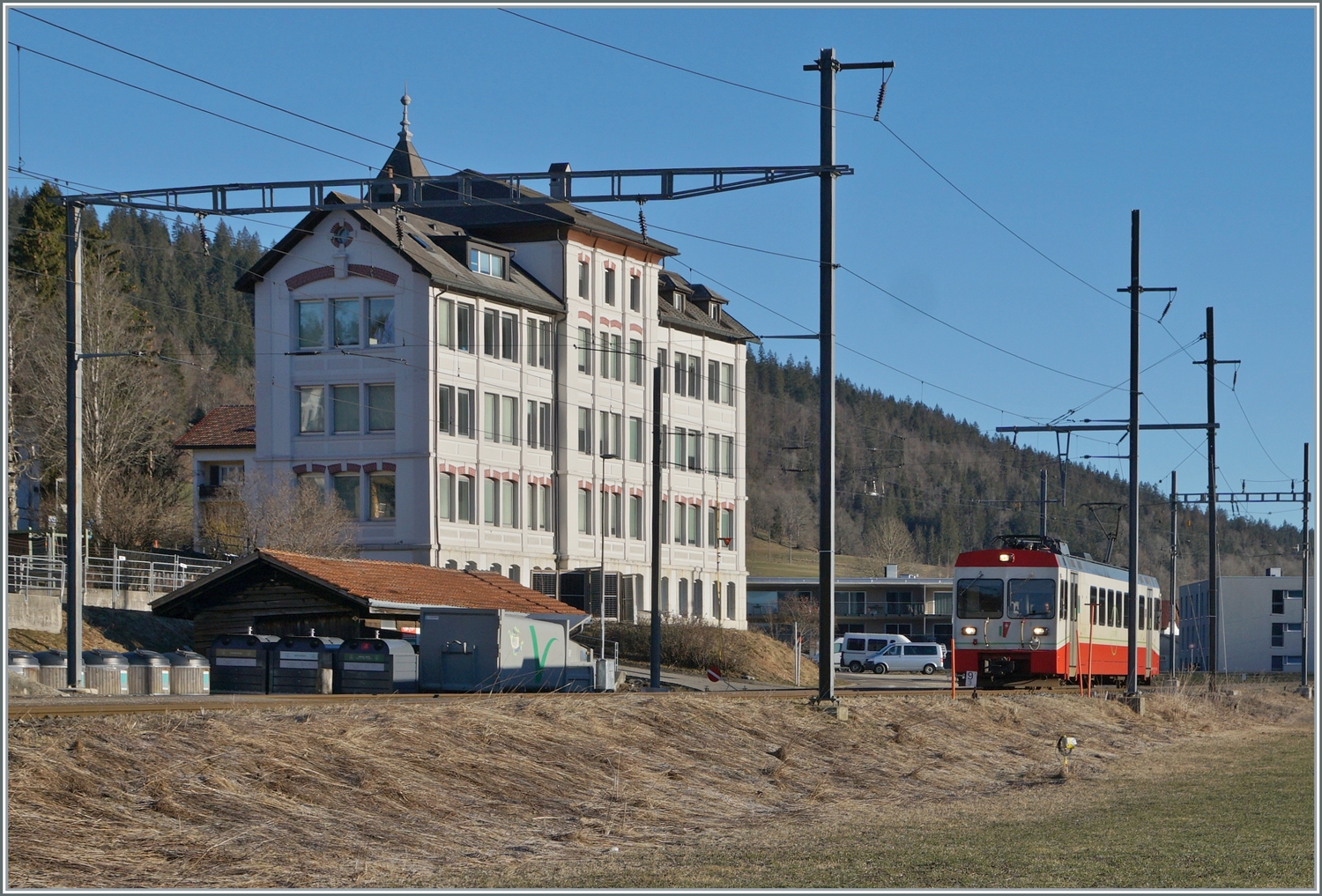 Der TRN / transN (ex cmn) BDe 4/4 N° 8 erreicht von La Chaux de Fonds kommend den Bahnhof von La Sagne. Das Ziel des Zuges ist Les Ponts-de-Martel. 

3. Feb. 2024