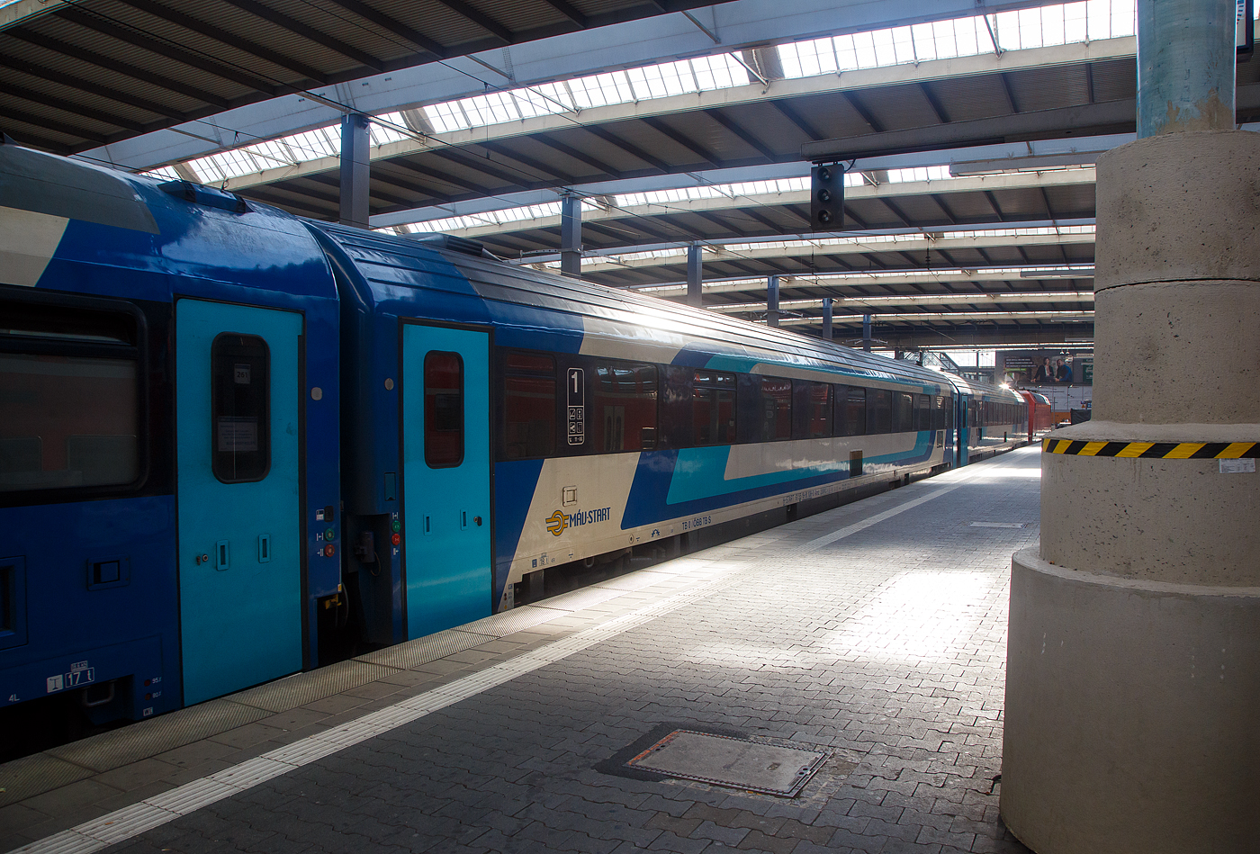 Der ungarische 1te Klasse Reisezugwagen (Abteilwagen) H-START 61 55 19-91 108-0 der Gattung Amz der MV-START Zrt. (Ungarische Staatsbahnen, Personenverkehrssparte) am 25 Juli 2022 im Hbf Mnchen eingereiht im Zugverband des EN 462 „Klmn Imre“ (Budapest - Győr - Hegyeshalom – Wien - Linz – Salzburg - Mnchen) / EN 498 „Lisinski“ (Zargreb – Dobova – Ljubjana – Jesenice – Villach – Salzburg – Mnchen).

TECHNISCHE DATEN:
Lnge: 26.400 mm
Drehzapfenabstand: 19.000 mm
Baujahr: 1994
Hersteller: CAF
Eigengewicht: 50 t
Sitzpltze: 54 in 9 Abteilen  6 Sitze in der 1. Klasse
WC/Toiletten: 2
Hchstgeschwindigkeit: 200 km/h
Bremse: KE-PR-Mg

Die Ungarischen Staatsbahnen (MAV) haben zu Beginn der 1990er Jahre eine ganze Wagenfamilie fr den Internationalen Schnellzugsverkehr beschafft. Die Beschaffung von 76 Fahrzeugen in acht verschiedenen Fahrzeugtypen erfolgte beim spanischen Hersteller CAF. Die CAF-Schnellwagen sind fr eine Hchstgeschwindigkeit von 200 km/h ausgelegt, druckerdicht und verfgen ber eine Klimaanlage und ein Vakuum-WC. Die CAF-Wagen verteilen sich auf die Fahrzeuggattungen 1. Klasse Groraumwagen Ampz 10-91 (8 Wagen, Baujahr 1994), die 1. Klasse Abteilwagen Amz 19-91 (9 Wagen, Baujahr 1994), die 2. Klasse Groraumwagen Bmpz 20-91 (18 Wagen, Baujahr 1994), die 2. Klasse Abteilwagen Bmz 21-91 (12 Wagen, Baujahr 1993), die 2. Klasse Liegewagen Bcmz 50-91 (9 Wagen, Baujahr 1994), den 1./2. Klasse Schlafwagen WLABmz 71-91 (6 Wagen, Baujahr 1994), den Speisewagen WRmz 88-91 (9 Wagen, Baujahr 1994) und den Gepckwagen Dms 85-91 (5 Wagen, Baujahr 1995).