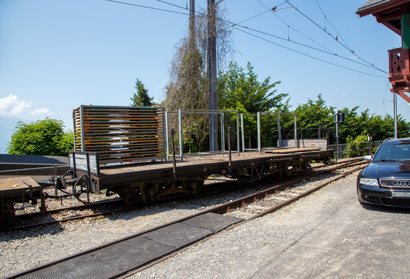 Der vierachsige Flachwagen mit Rungen, Stirnborde und einer offenen Bremserbühne ex MOB O 810 (Montreux Oberland Bernois / Montreux-Berner Oberland-Bahn), heute im Bestand der Museumsbahn Blonay–Chamby, abgestellt am 27.05.2023 beim Bahnhof Chamby.

Der Wagen wurde 1905 von der Waggon- und Maschinenfabrik Aktien-Gesellschaft vorm. Busch in Bautzen für die MOB gebaut. Im Jahr 1989 ging er an die Museumsbahn BC.

TECHNISCHE DATEN:
Typ: 0
Baujahr: 1905
Hersteller: Busch in Bautzen
Spurweite: 1.000 mm (Meterspur)
Achsanzahl: 4
Länge über Puffer: 10.500 mm
Drehzapfenabstand: 5.500 mm
Achsabstand im Drehgesell: 1.200 mm
Eigengewicht: 7,8 t
Nutzlast: 12 t

Quellen: Museumsbahn BC