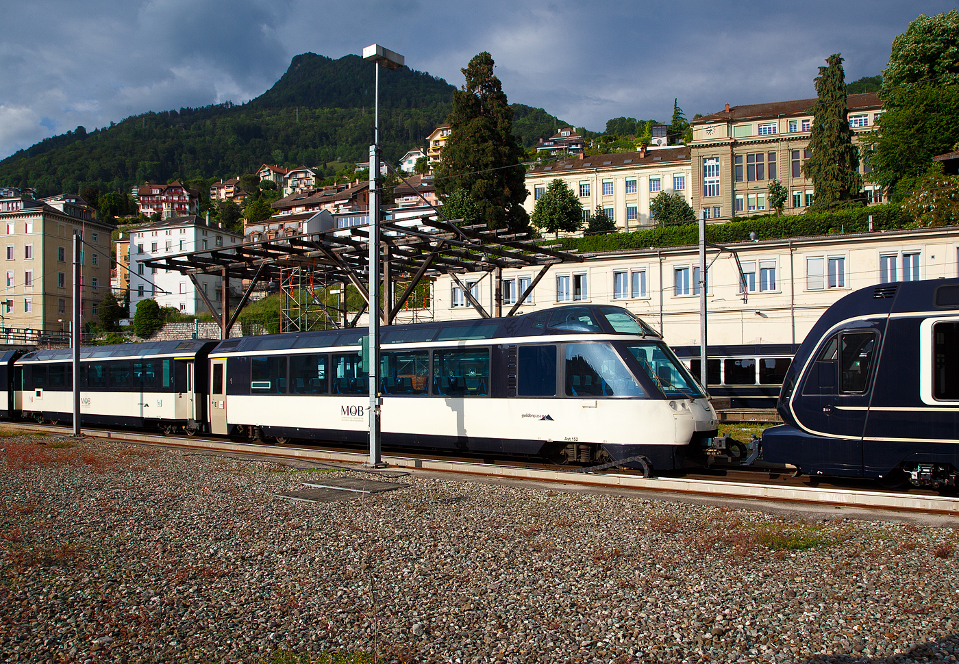 Der vierachsige MOB 1.Klasse Panorama-Steuerwagen Ast 152 „goldenpass“  (ex Arst 152  Panoramic Express -Wagen) ist am 26. Mai 2023 beim Bahnhof Montreux abgestellt.

Die MOB beschaffte 1993 zwei Panoramawagen als Steuerwagen Arst 151–152 mit erhhtem Fhrerstand und 8 Aussichtspltzen hinter der Frontscheibe, diese Passagiere knnen so den Blick nach vorne auf die Strecke (bei entspr. Fahrtrichtung) genieen. Die beiden Wagen Ast 151 und 152 und die beiden As 153 und 154, wurden mit einer GDe 4/4 in der Mitte, als reiner 1. Klasse-Zug Crystal Panoramic anstelle des Superpanoramic am Wochenende und im Sommer tglich eingesetzt.

Der brige Passagierraum war ursprnglich ist als Barwagen mit Lngssitzbnken ausgestattet. Auf Tische wurde verzichtet und die Sitze am Wagenende in Reihenbestuhlung angeordnet.

TECHNISCHE DATEN:
Hersteller: Breda, Baujahr 1993, sowie MOB und SIG (Drehgestelle)
Spurweite: 1.000 mm (Meterspur)
Achsanzahl: 4 (in 2 Drehgestellen)
Lnge ber Puffer: 18.700 mm
Wagenkastenlnge: 18.060 mm
Drehzapfenabstand: 12.830 mm
Achsabstand im Drehgestell: 1.800 mm
Drehgestell Typ: SIG-90
Laufraddurchmesser: 750 mm (neu)
Eigengewicht: 20,7 t
Hchstgeschwindigkeit: 120 km/h
Sitzpltze: 28 (in der 1. Klasse) und 8 (VIP)
WC: 1
Kupplung: Automatischen SCHWAB Kupplung