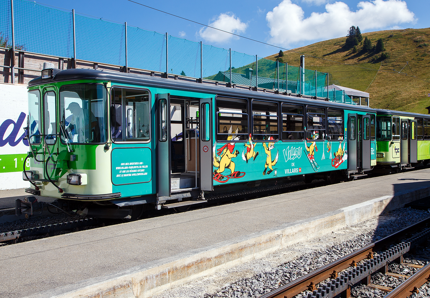 Der vierachsige Steuerwagen (2. Klasse) tpc BVB Bt 63, eingereiht in einem Pendelzug, mit dem Triebwagen tpc BVB BDeh 4/4 81 „Gryon“, am 10 September 2023 im Bergbahnhof Col-de-Bretaye (1.808 m ü. M.).

Der Wagen wurde 1976 als Steuerwagen Bt 63 zu den BVB Triebwagen BDeh 4/4 81 und 82 (von SWP/SLM/SAAS) von SWP (Schindler Waggon AG) in Pratteln gebaut, die Elektrik ist von SAAS (Société Anonyme des Ateliers de Sécheron in Genf, später ABB).

TECHNISCHE DATEN der Bt:
Spurweite: 1.000 mm (Meterspur)
Achsanzahl: 4 (2´2´)
Zahnradsystem:  Abt (Bremszahnrad)
Länge über Kupplung: 15.600 mm
Eigengewicht: 9 t
Max. Neigung : 200 ‰
Höchstgeschwindigkeit (Adhäsion): 40 km/h
Höchstgeschwindigkeit (Zahnrad): 20 km/h 
(Berg auf) / 15 km/h (Talfahrt)
Sitzplätze: 44 (in der 2.Klasse)
Stehplätze: 72
Kupplung: +GF+-Kupplung
Bremse: Frein P-A