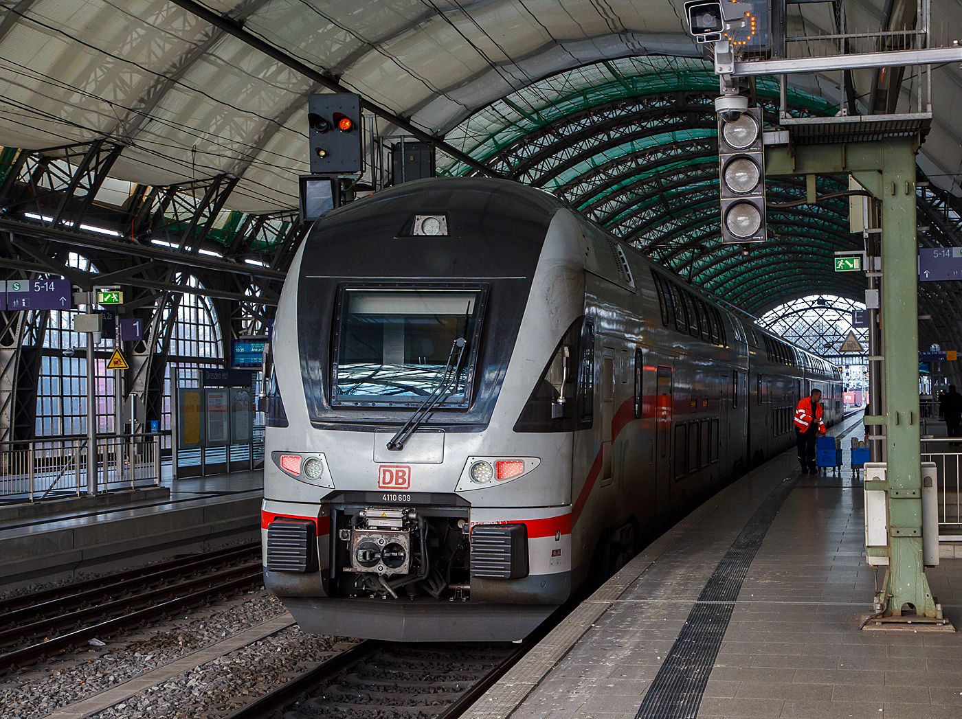 Der vierteilige Stadler KISS - IC2 4109 der Baureihe 4110 (ex Westbahn) der DB Fernverkehr AG am 08.12.2022 beim Halt im Hauptbahnhof Dresden auf Gleis 3 in der Südhalle. Er fährt als IC 2270 die Verbindung Chemnitz Hbf - Dresden Hbf - Berlin Hbf (tief) - Rostock Hbf – Warnemünde.

Diese vierteilige Stadler KISS - Garnitur IC 4109 besteht aus den Wagen 93 85 4110 109-4 CH-DB / 93 85 4110 409-8 CH-DB / 93 85 4110 509-5 CH-DB / 93 85 4110 609-3 CH-DB. Der Triebzug wurde 2016 von der Stadler Rail AG unter den Fabriknummern 4333 102, 202, 302 und 602 gebaut und an die österreichische WESTbahn geliefert. Seit Dezember 2019 sind, 9 dieser KISS. bei der DB Fernverkehr AG. Nach Anpassungen erfolgte die Betriebsaufnahme im März 2020. Diese Triebzüge sind in der Schweiz eingestellt/registriert und haben die Zulassungen für die Schweiz, Österreich und Deutschland. Eigentlich wollte die DB die Züge um ein Wagenteil verlängern, da dies aber eine komplette neue Zulassung durch das EBA erfordert hätte, hat man davon Abstand genommen.