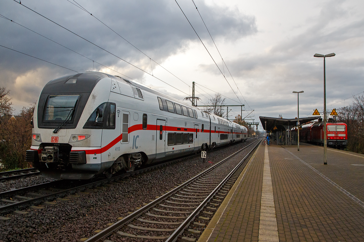 Der vierteilige Stadler KISS - IC2 4113 der Baureihe 4110 (ex Westbahn) der DB Fernverkehr AG fährt am 16.05.2022, auf Leerfahrt zur Bereitstellung, durch den Bahnhof Dresden-Strehlen zum Dresden Hbf, 
wo er dann als IC 2174 (Dresden - Berlin - Rostock – Warnemünde) bereitgestellt wird. Rechts im Bahnhof steht die 143 909-0 mit der S 2 (Pirna - Dresden Flughafen) der S-Bahn Dresden.

Diese vierteilige Stadler KISS - Garnitur IC 4113 besteht aus 93 85 4110 113-6 CH-DB / 93 85 4110 413-0 CH-DB / 93 85 4110 513-7 CH-DB / 93 85 4110 613-5 CH-DB. 

Die Triebzüge wurden 2017 von der Stadler Rail AG für die österreichische WESTbahn gebaut, seit Dezember 2019 sind, 9 dieser KISS. bei der DB Fernverkehr AG. Nach Anpassungen erfolgte die Betriebsaufnahme im März 2020. Diese Triebzüge sind in der Schweiz eingestellt/registriert und haben die Zulassungen für die Schweiz, Österreich und Deutschland. Eigentlich wollte die DB die Züge um ein Wagenteil verlängern, da dies aber eine komplette neue Zulassung durch das EBA erfordert hätte, hat man davon Abstand genommen. 

 KISS  - das heißt: Komfortabler Innovativer Spurtstarker S-Bahn-Zug. Aber nicht nur die DB Regio AG setzt auf die  KISS -Doppelstockzüge des Schweizer Herstellers Stadler Rail bzw. Stadler Pankow, auch DB Fernverkehr erweitert seine Intercity 2-Flotte durch den Kauf von 17 hochwertigen gebrauchten Doppelstockzügen dieses Typs, die bisher bei der österreichischen Westbahn im Einsatz waren. Die Fahrzeuge sind größtenteils erst zwei Jahre alt und haben bei den Kunden in Österreich höchste Zufriedenheitswerte erreicht.