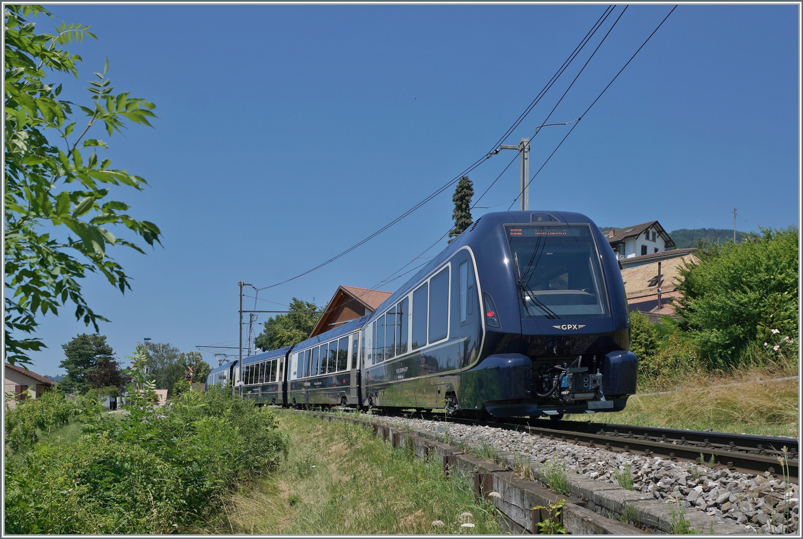 Der vierteiligen GPX 4078 von Montreux nach Zweisimmen mit kaum zu erkennendne der Ge 4/4 8002 an de Spitze ist von Montreux nach Zweisimmen bei Planchamp unterwegs. 

24. Juni 2023