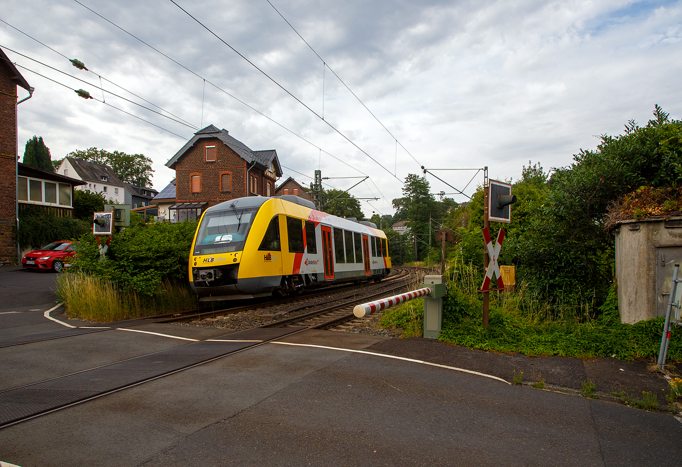 Der VT 203 ABp (95 80 0640 103-7 D-HEB), ein Alstom Coradia LINT 27 der HLB, ex vectus VT 203, fährt am 27.06.2023, als RB 90  Westerwald-Sieg-Bahn  (Siegen - Betzdorf/Sieg – Au/Sieg - Altenkirchen) von Kirchen/Sieg weiter in Richtung Betzdorf/Sieg, hier beim BÜ km 121,192 (Kirchen, Molzbergstraße).

Der Alstom Coradia LINT 27 wurde 2004 von Alstom (vormals Linke-Hofmann-Busch GmbH (LHB) in Salzgitter-Watenstedt unter der Fabriknummer 1187-003 gebaut und an die vectus Verkehrsgesellschaft mbH, mit dem Fahrplanwechsel am 14.12.2014 wurden alle Fahrzeuge der vectus nun Eigentum der HLB.
