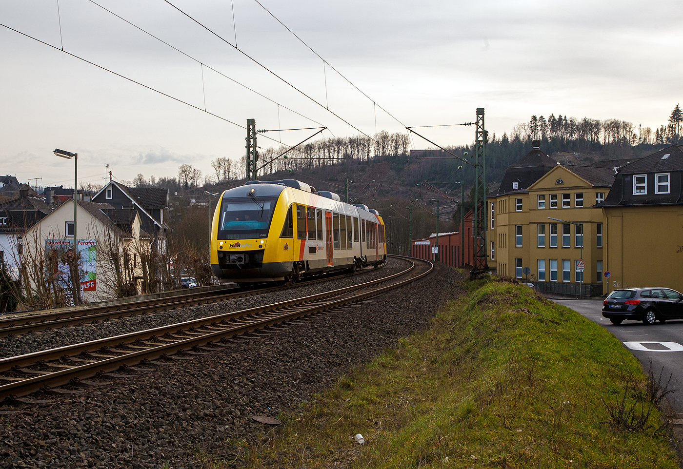 Der VT 252 (95 80 0648 152-6 D-HEB / 95 80 0648 652-5 D-HEB), ein Alstom Coradia LINT 41 der HLB (Hessische Landesbahn), ex Vectus VT 252, fährt am 22.02.2023, als RB 93  Rothaarbahn  (Betzdorf - Siegen - Kreuztal - Erndtebrück - Bad Berleburg), von Kirchen (Sieg) weiter in Richtung Siegen.

Einen lieben Gruß an den netten Tf zurück.

Der Alstom Coradia LINT 41 wurde 2004 von der ALSTOM Transport Deutschland GmbH (vormals LHB - Linke-Hofmann-Busch GmbH) in Salzgitter-Watenstedt unter der Fabriknummer 1188-002 gebaut und an die vectus Verkehrsgesellschaft mbH geliefert, mit dem Fahrplanwechsel am 14.12.2014 wurden alle Fahrzeuge der vectus nun Eigentum der HLB.